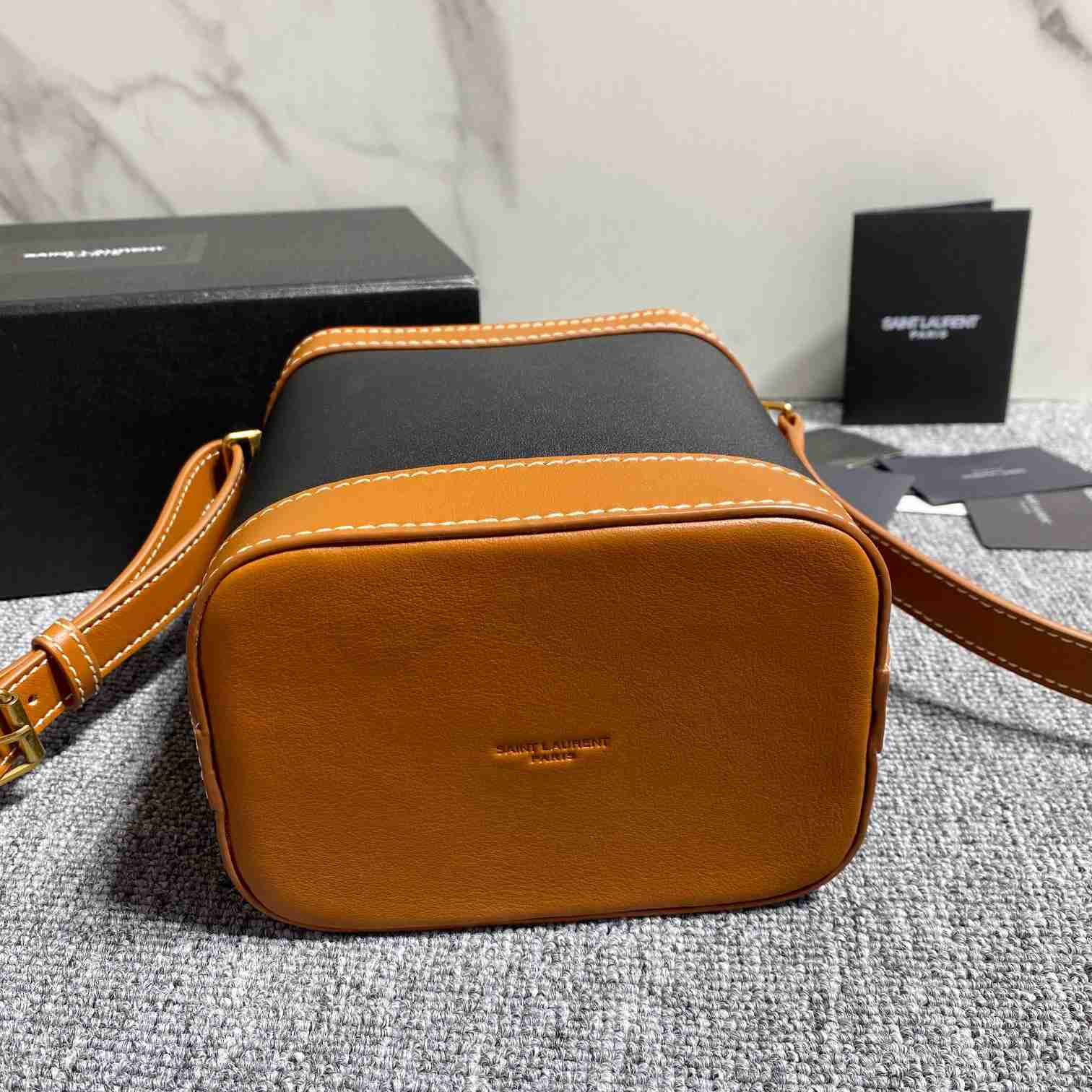 Saint Laurent Apile Bucket Umhängetasche aus Glattleder - EUR FASHION