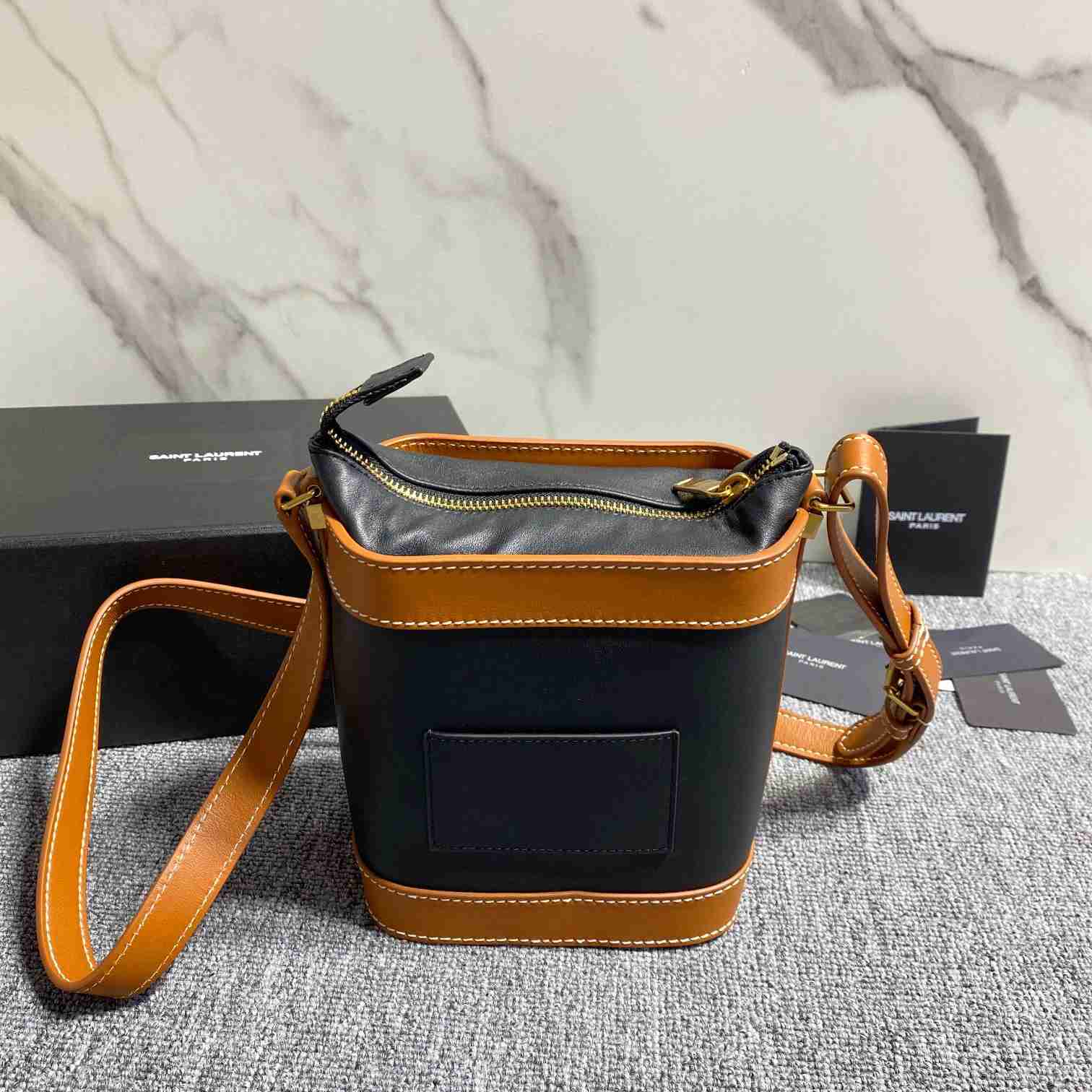 Saint Laurent Apile Bucket Umhängetasche aus Glattleder - EUR FASHION