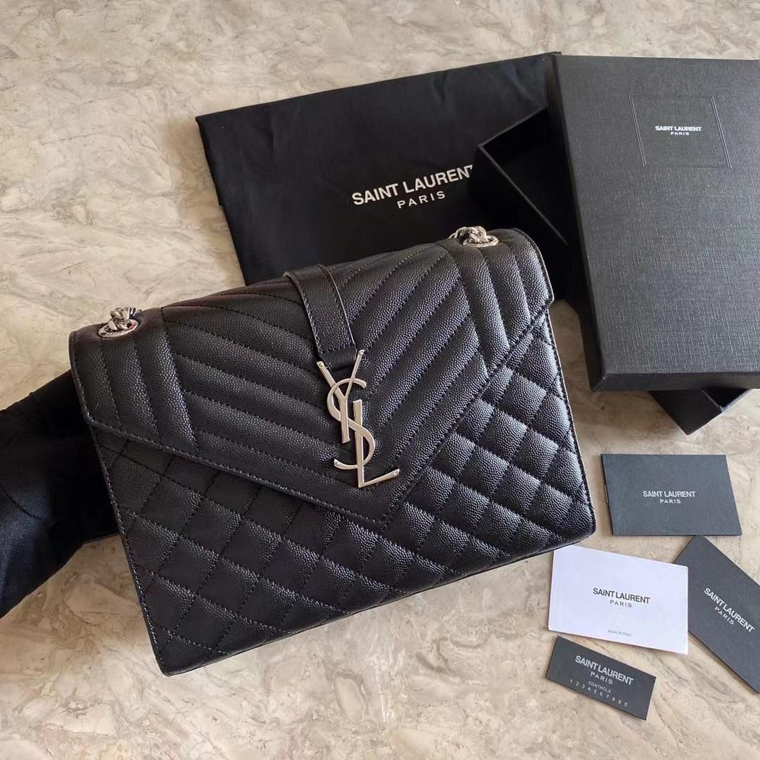 Saint Laurent Envelope Medium Chain Bag aus geprägtem Matelasse-Leder mit Grain-de-Poudre-Prägung - EUR FASHION