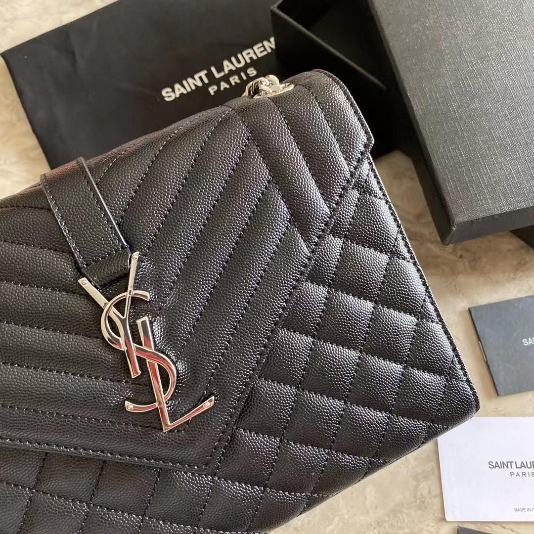 Saint Laurent Envelope Medium Chain Bag aus geprägtem Matelasse-Leder mit Grain-de-Poudre-Prägung - EUR FASHION