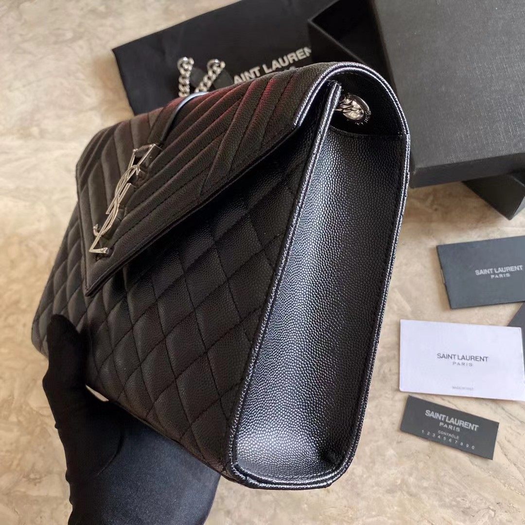Saint Laurent Envelope Medium Chain Bag aus geprägtem Matelasse-Leder mit Grain-de-Poudre-Prägung - EUR FASHION
