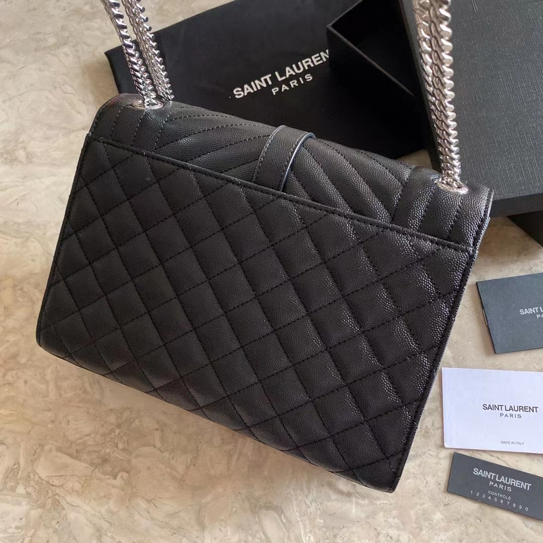Saint Laurent Envelope Medium Chain Bag aus geprägtem Matelasse-Leder mit Grain-de-Poudre-Prägung - EUR FASHION