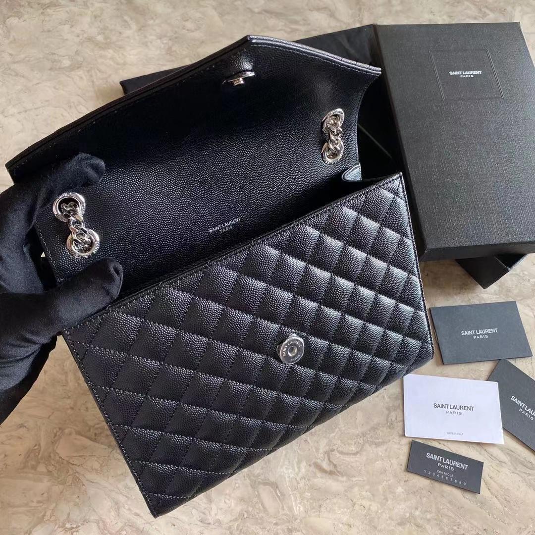 Saint Laurent Envelope Medium Chain Bag aus geprägtem Matelasse-Leder mit Grain-de-Poudre-Prägung - EUR FASHION