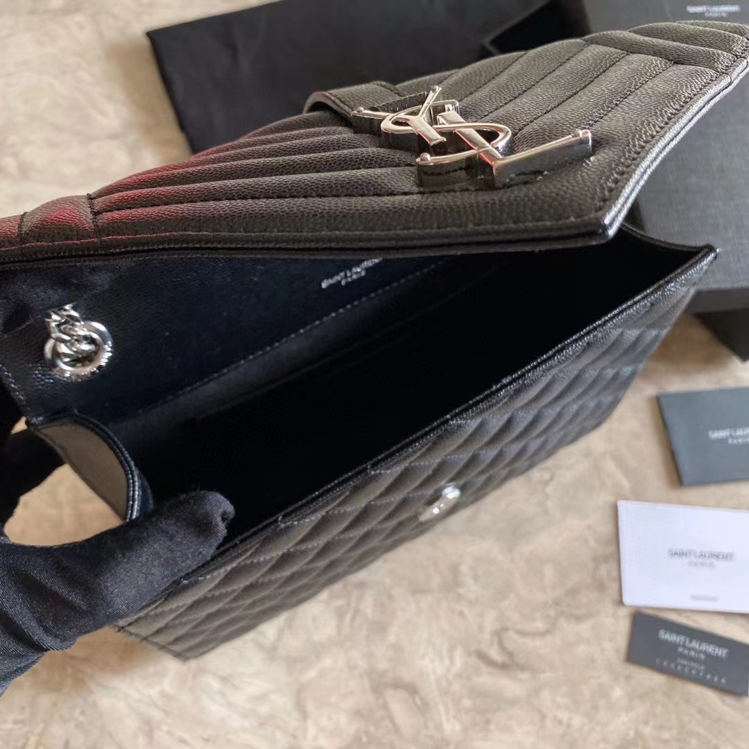 Saint Laurent Envelope Medium Chain Bag aus geprägtem Matelasse-Leder mit Grain-de-Poudre-Prägung - EUR FASHION