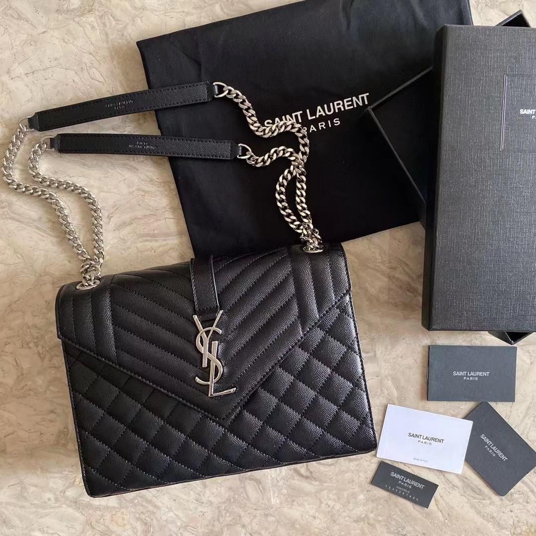 Saint Laurent Envelope Medium Chain Bag aus geprägtem Matelasse-Leder mit Grain-de-Poudre-Prägung - EUR FASHION