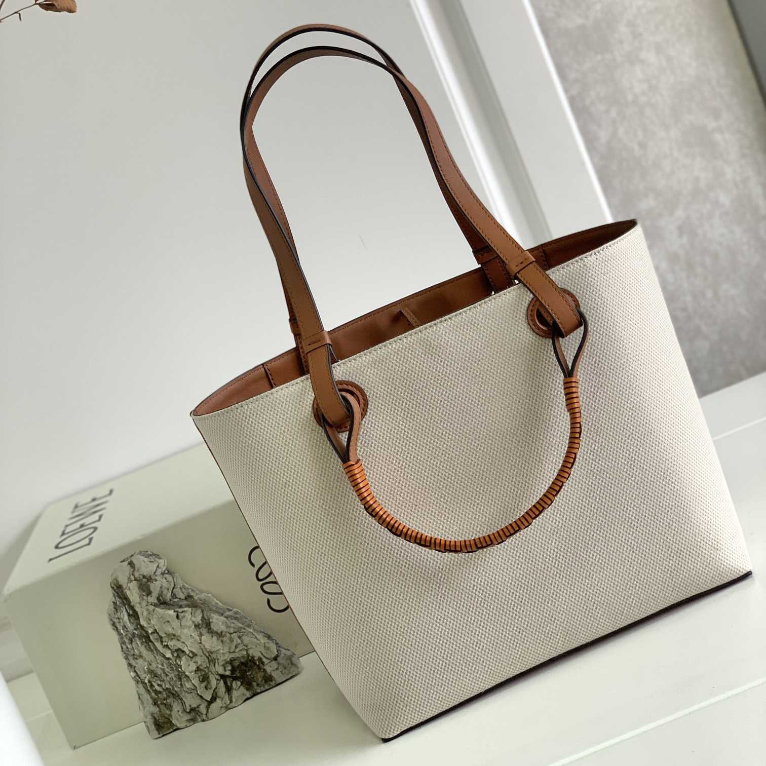 Kleine Anagram-Tragetasche von Loewe aus Jacquard und Kalbsleder - EUR FASHION