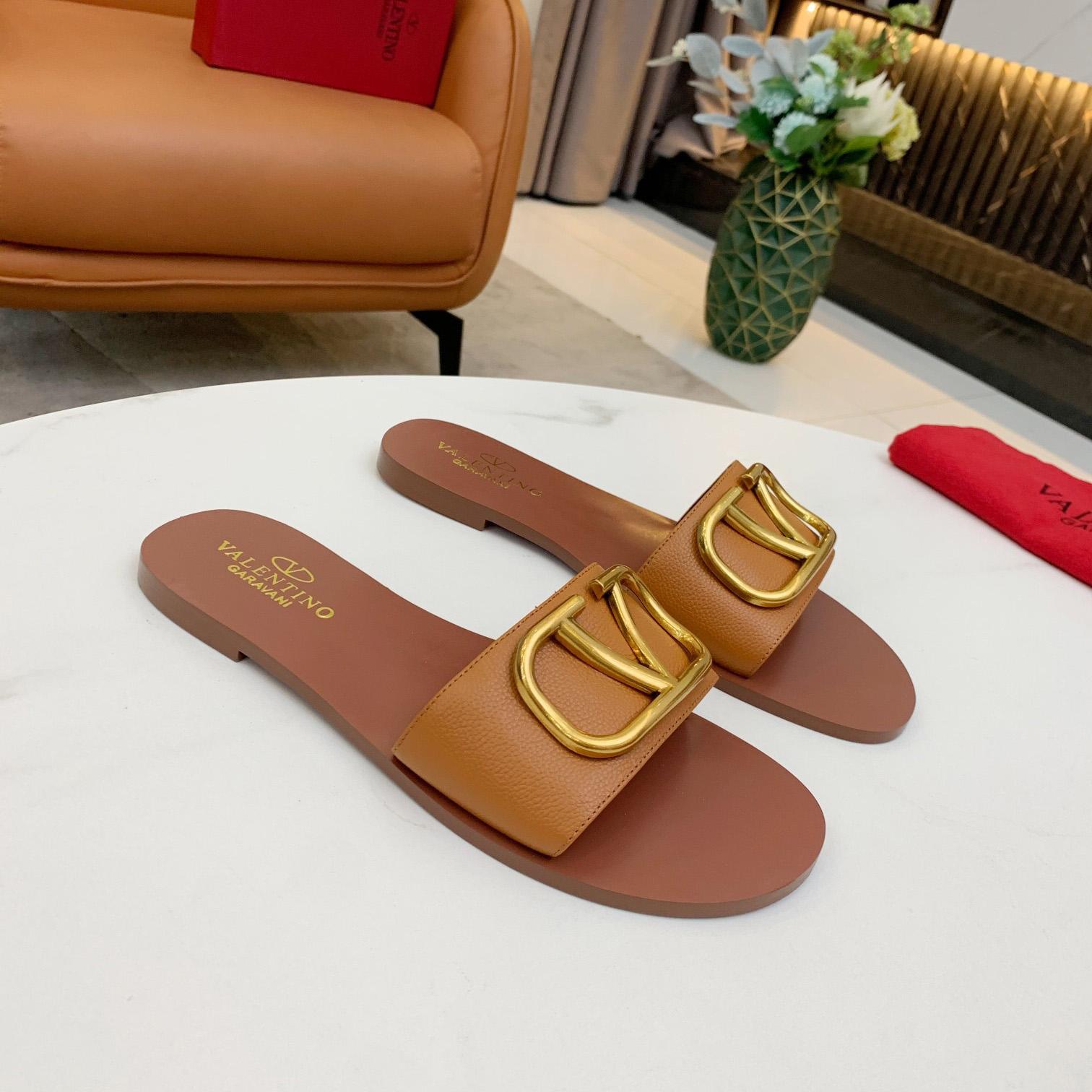 Valenti VLogo Signature Slide Sandale aus körnigem Rindsleder mit Accessoire - EUR FASHION