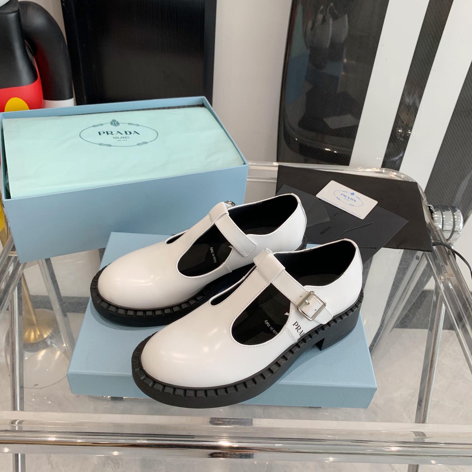 Prada Mary Jane-Schuhe mit T-Riemen aus gebürstetem Leder - EUR FASHION