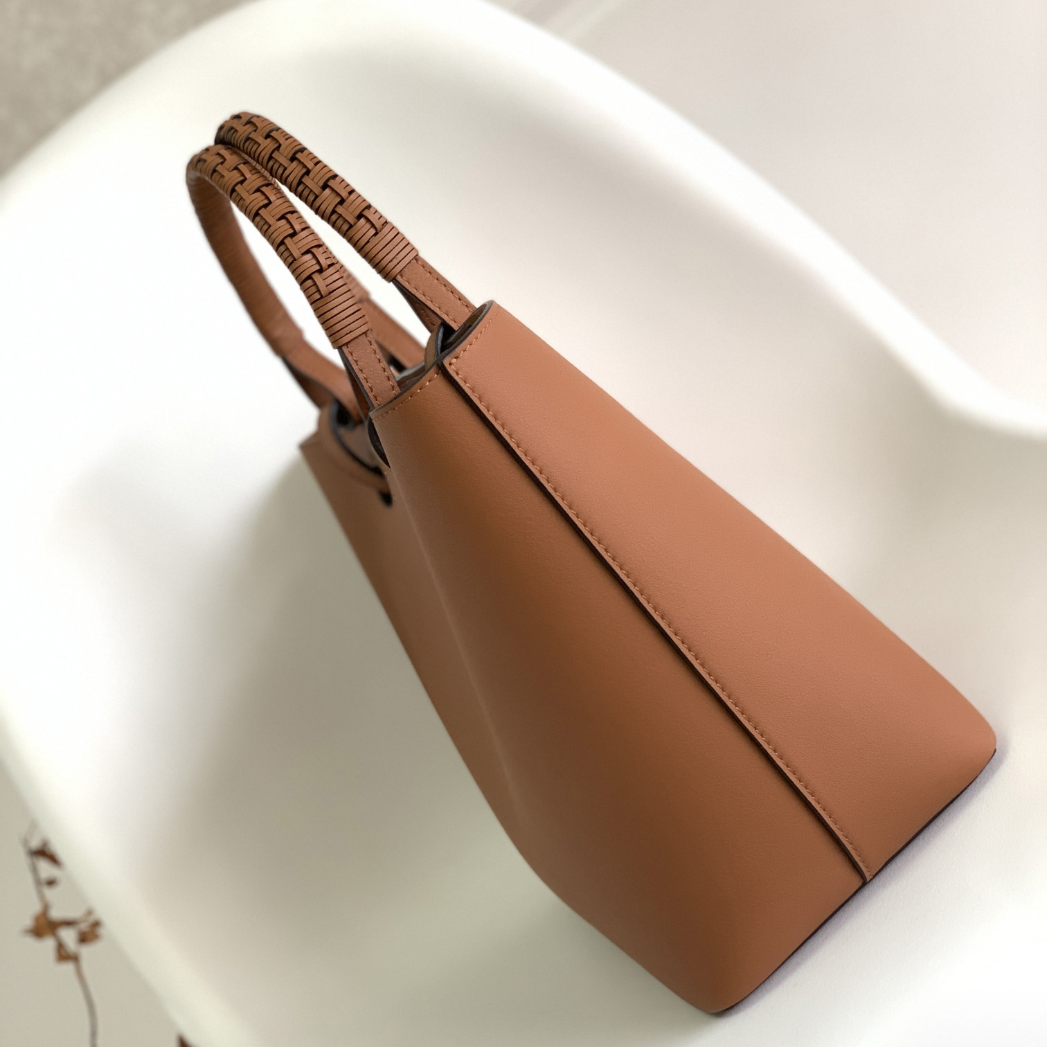 Kleine Anagram-Tragetasche von Loewe aus klassischem Kalbsleder - EUR FASHION