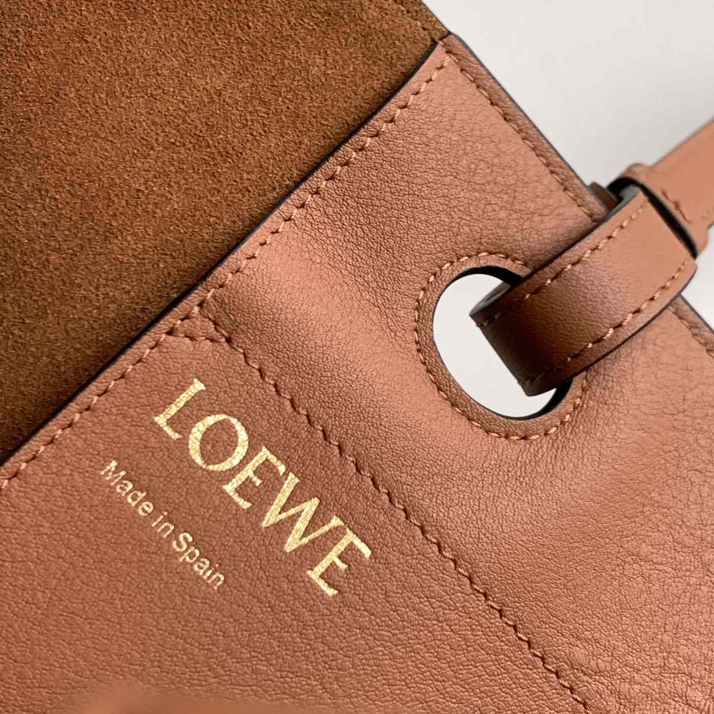 Kleine Anagram-Tragetasche von Loewe aus klassischem Kalbsleder - EUR FASHION
