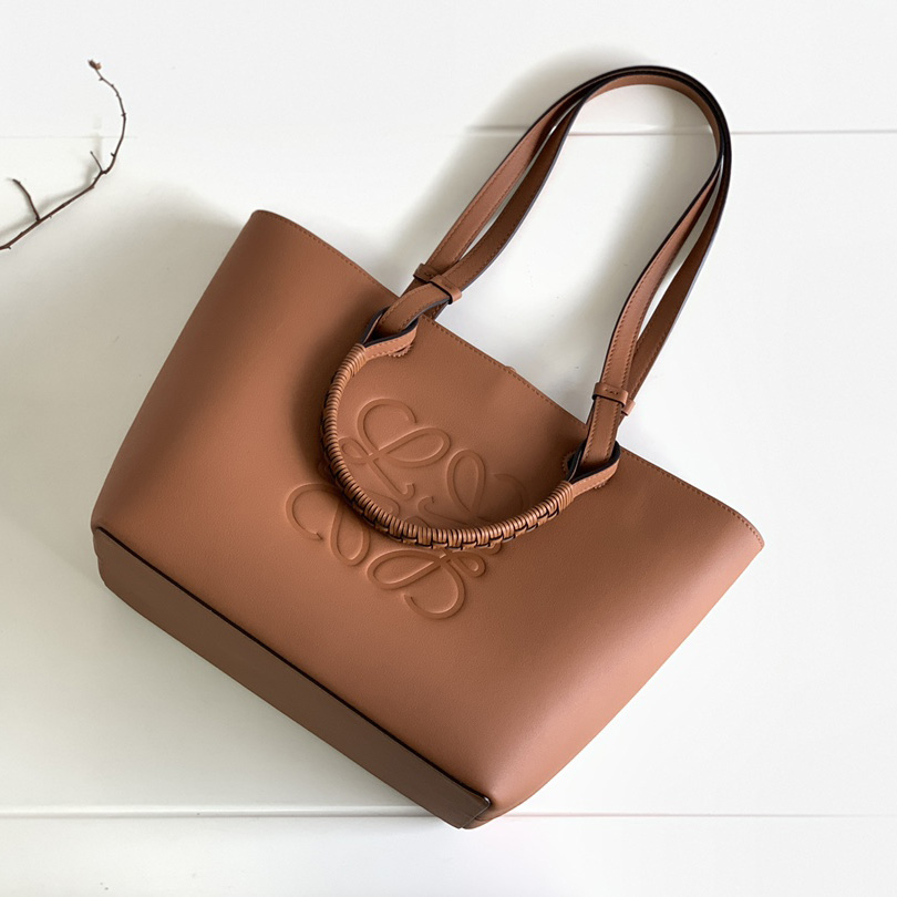 Kleine Anagram-Tragetasche von Loewe aus klassischem Kalbsleder - EUR FASHION