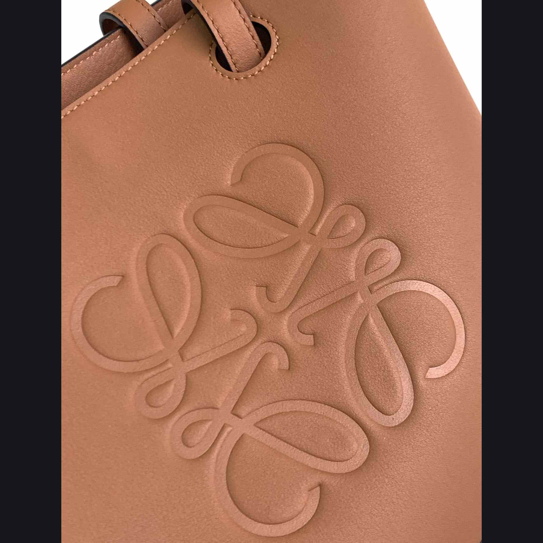 Kleine Anagram-Tragetasche von Loewe aus klassischem Kalbsleder - EUR FASHION
