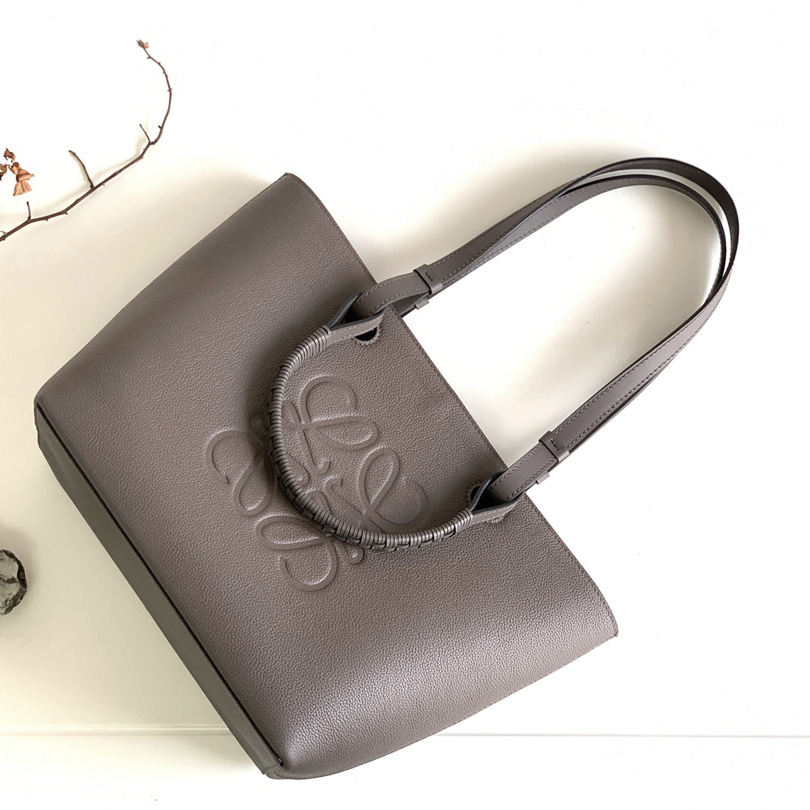 Loewe Kleine Anagram-Tragetasche aus klassischem Kalbsleder (29–14–25 cm) - EUR FASHION