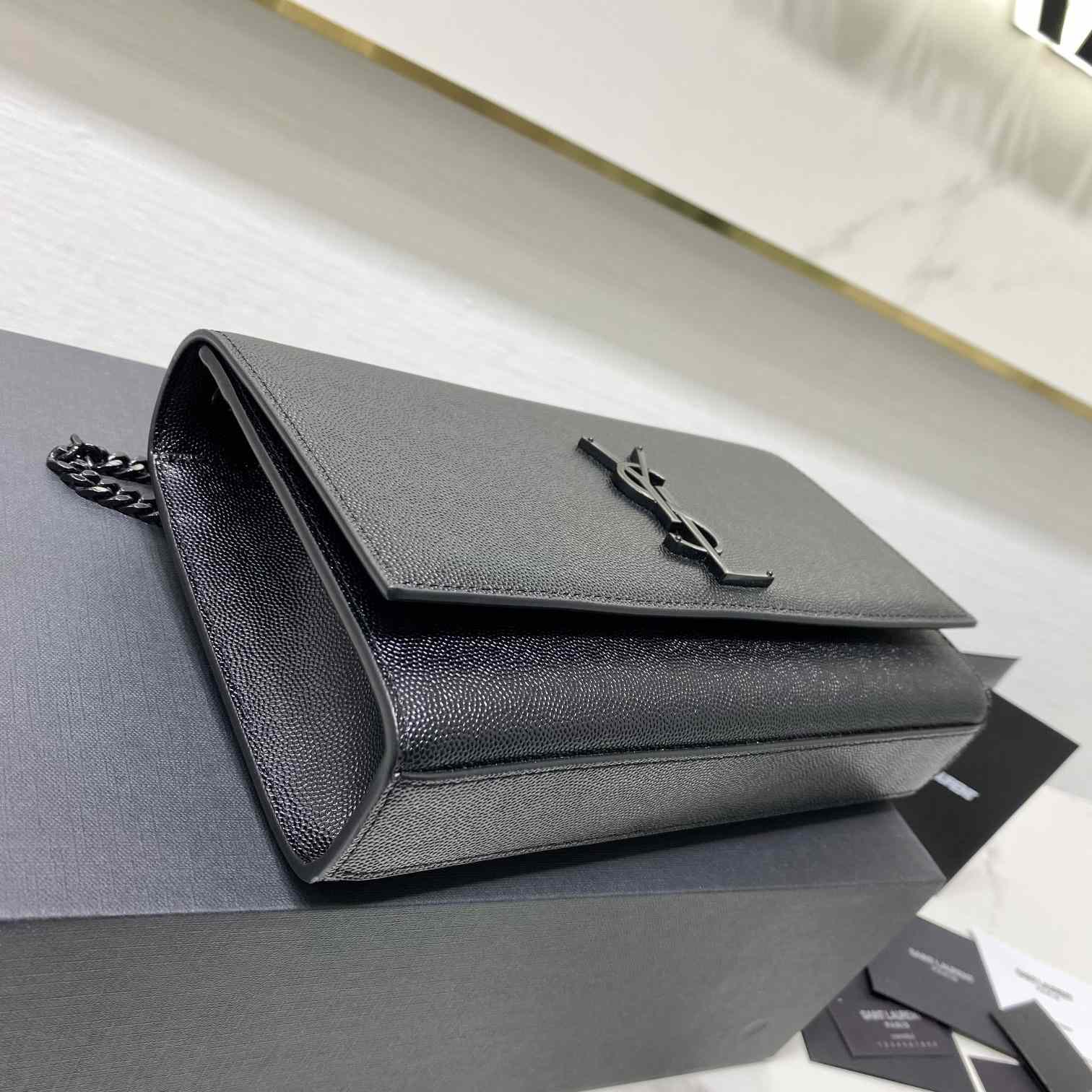 Saint Laurent Kate Mittelgroße Kettentasche aus Leder mit Grain-de-Poudre-Prägung - EUR FASHION