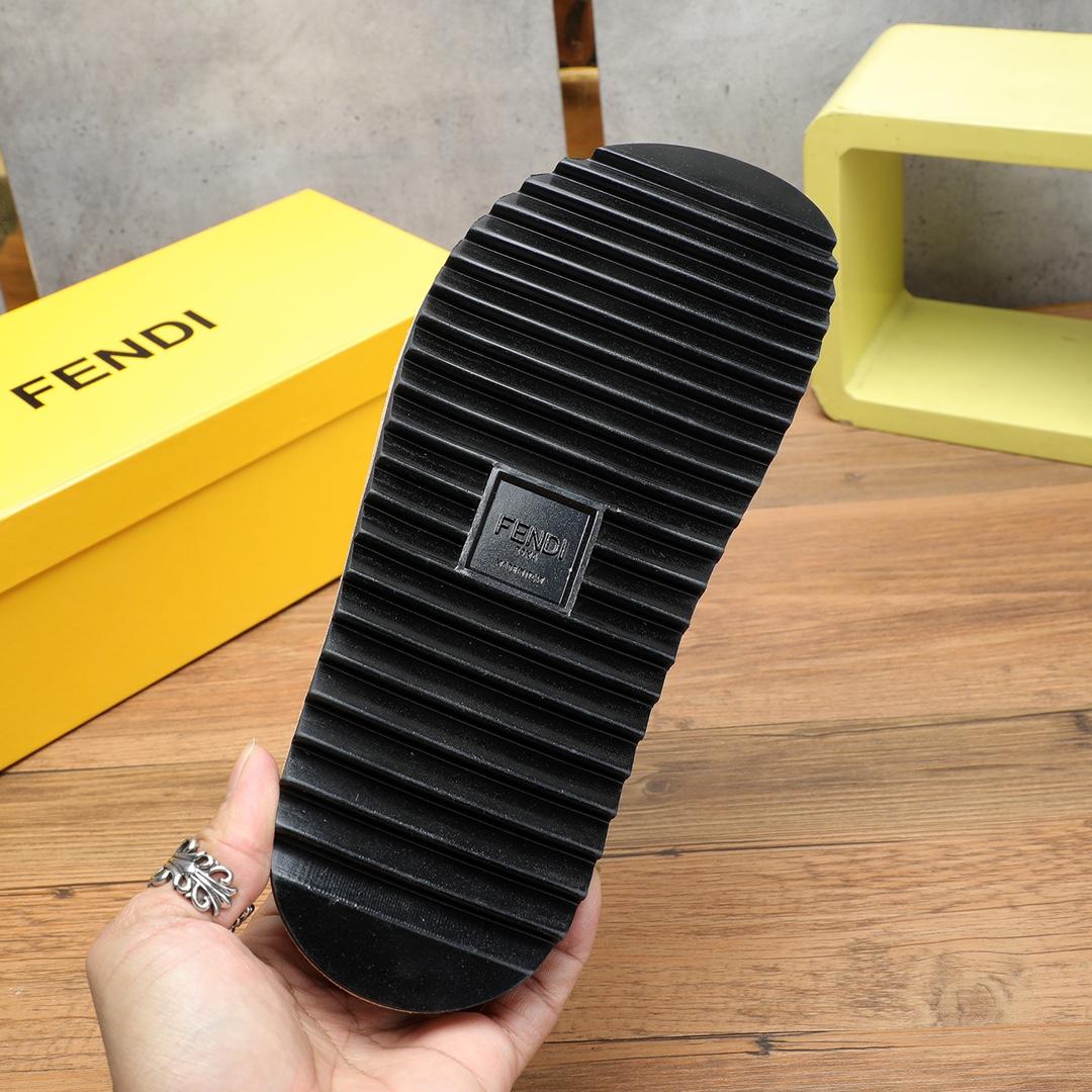 Pantoletten mit Fendi-FF-Logo - EUR FASHION