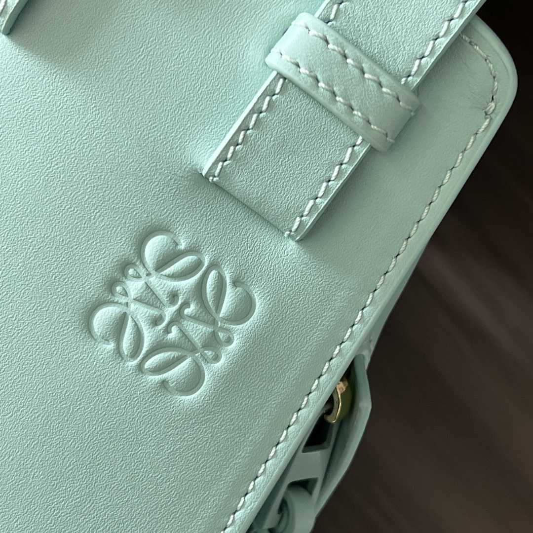 Loewe Compact Hängematte aus satiniertem Kalbsleder - EUR FASHION