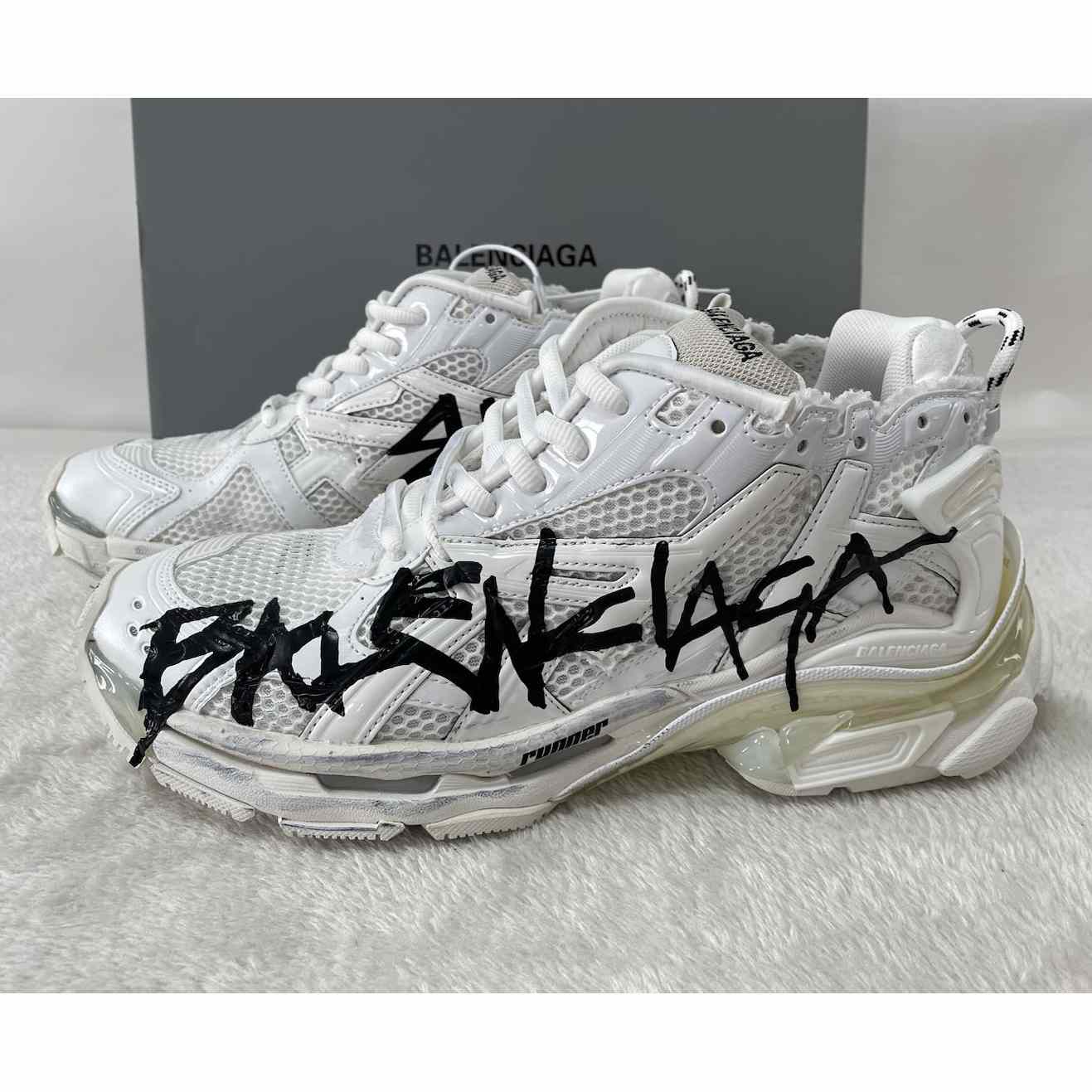 Balenciaga Runner Graffiti-Sneaker in Weiß - EUR FASHION