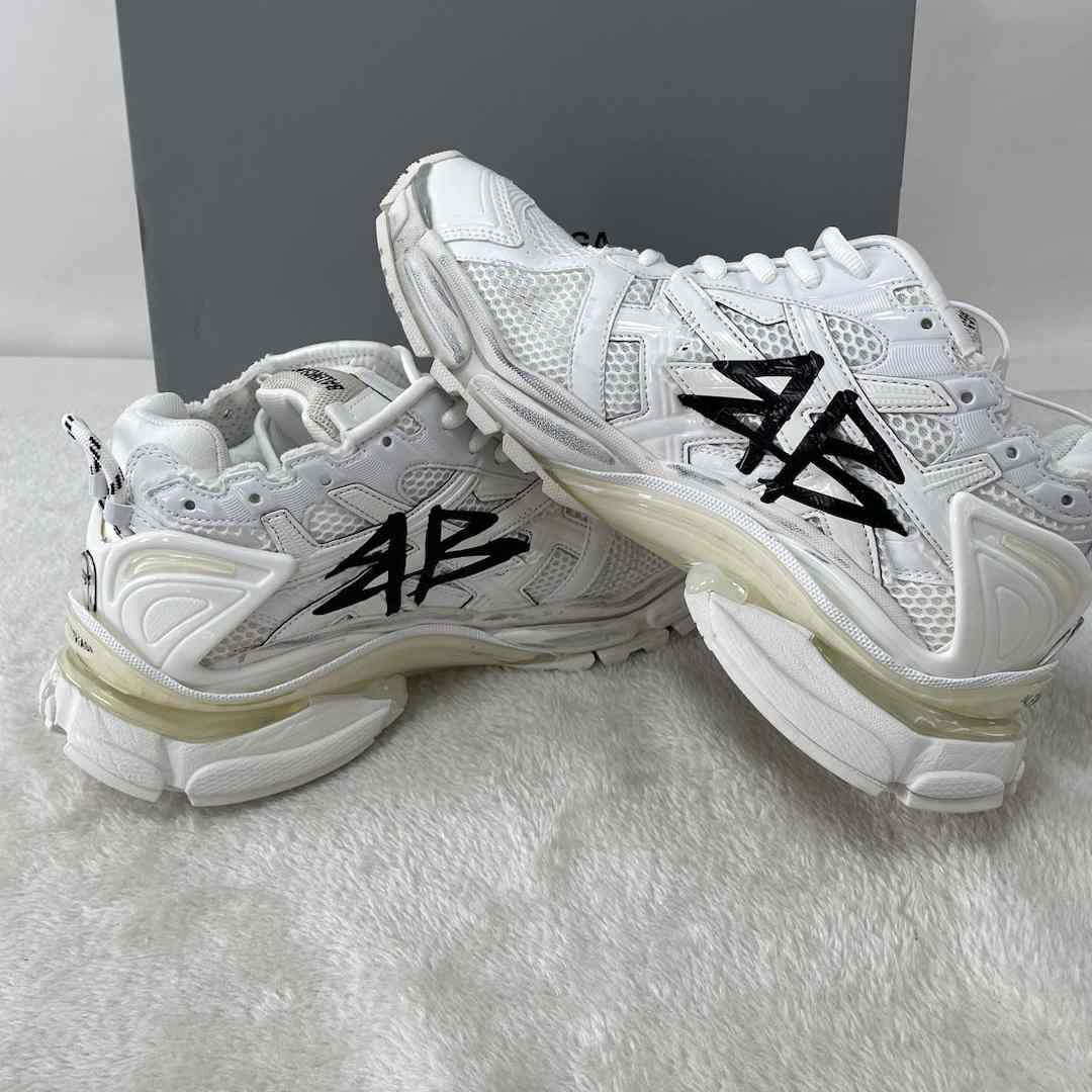 Balenciaga Runner Graffiti-Sneaker in Weiß - EUR FASHION