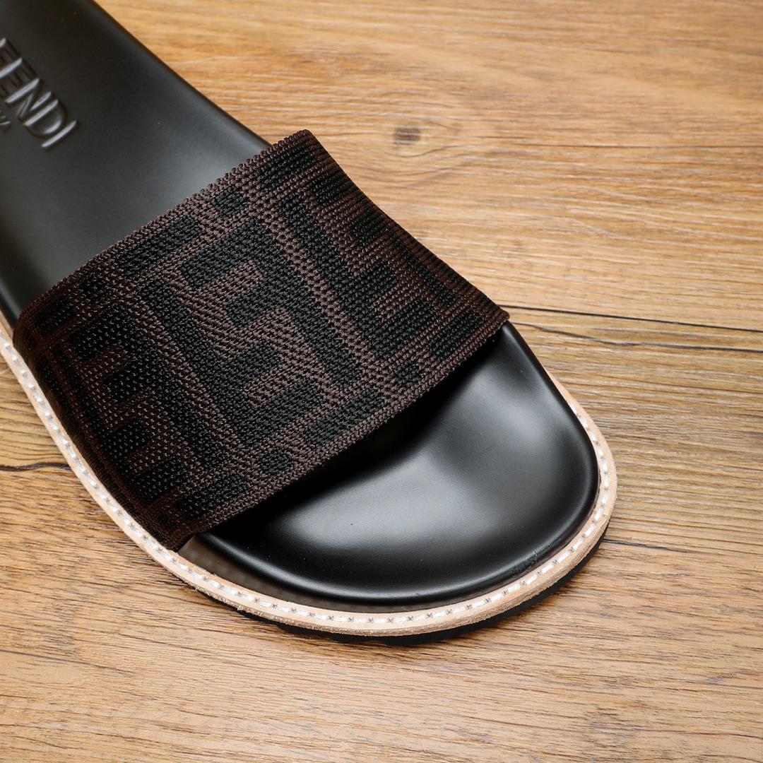 Pantoletten mit Fendi-FF-Logo - EUR FASHION