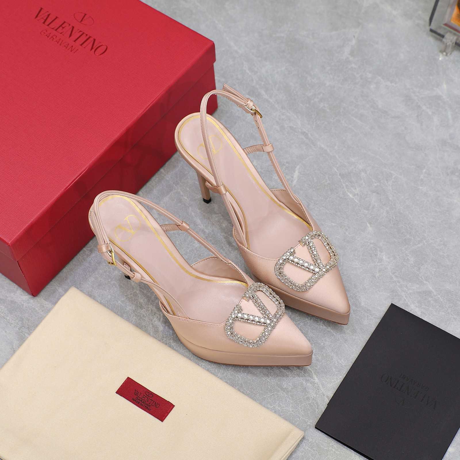 Valenti VLogo Signature Slingback-Plateaupumps aus Satin - EUR FASHION
