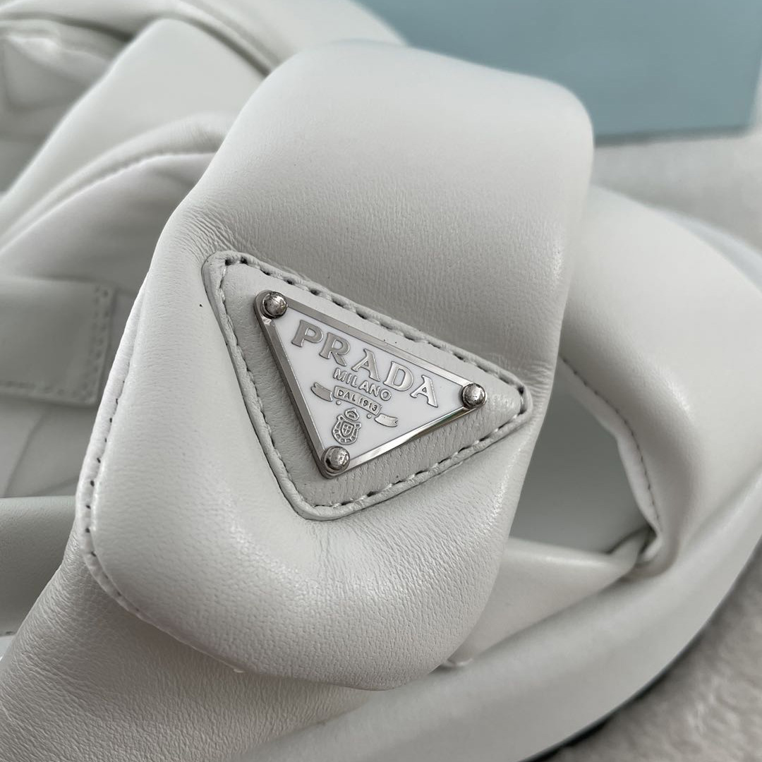 Prada Keilsandaletten aus weich gepolstertem Nappaleder - EUR FASHION