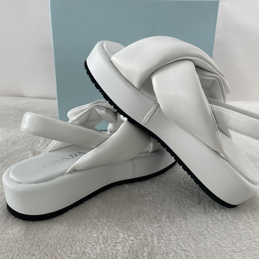 Prada Keilsandaletten aus weich gepolstertem Nappaleder - EUR FASHION
