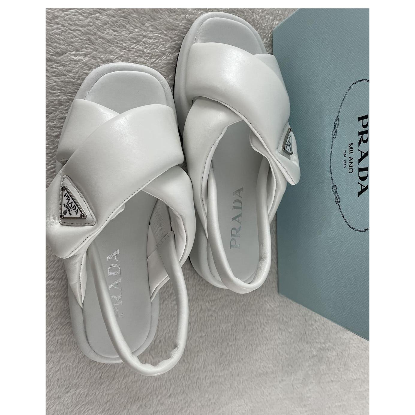 Prada Keilsandaletten aus weich gepolstertem Nappaleder - EUR FASHION