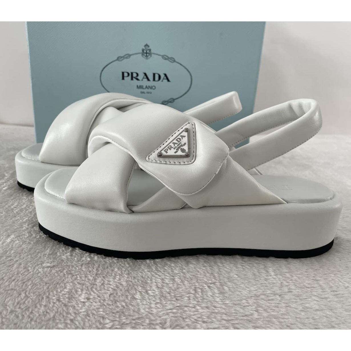 Prada Keilsandaletten aus weich gepolstertem Nappaleder - EUR FASHION