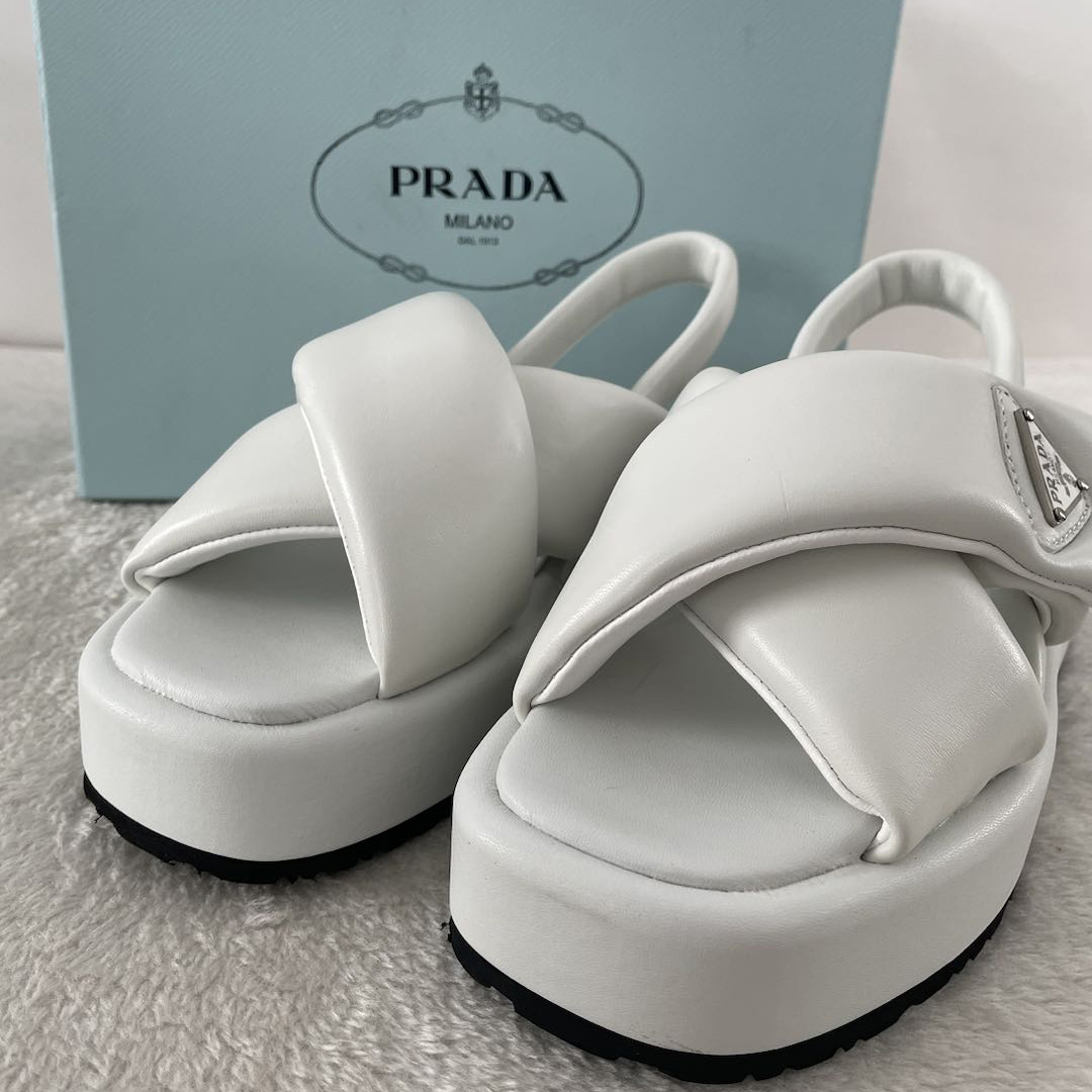 Prada Keilsandaletten aus weich gepolstertem Nappaleder - EUR FASHION