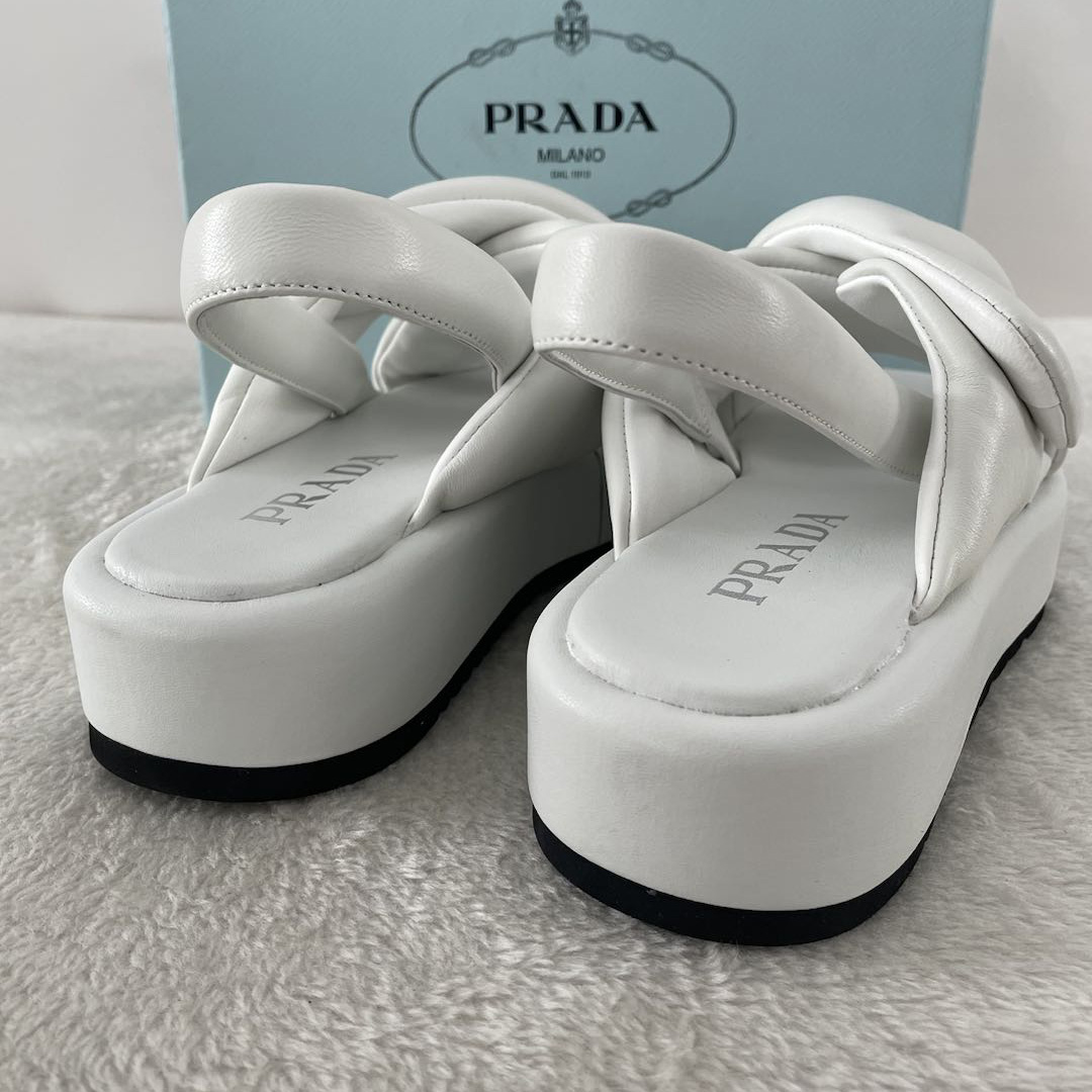 Prada Keilsandaletten aus weich gepolstertem Nappaleder - EUR FASHION