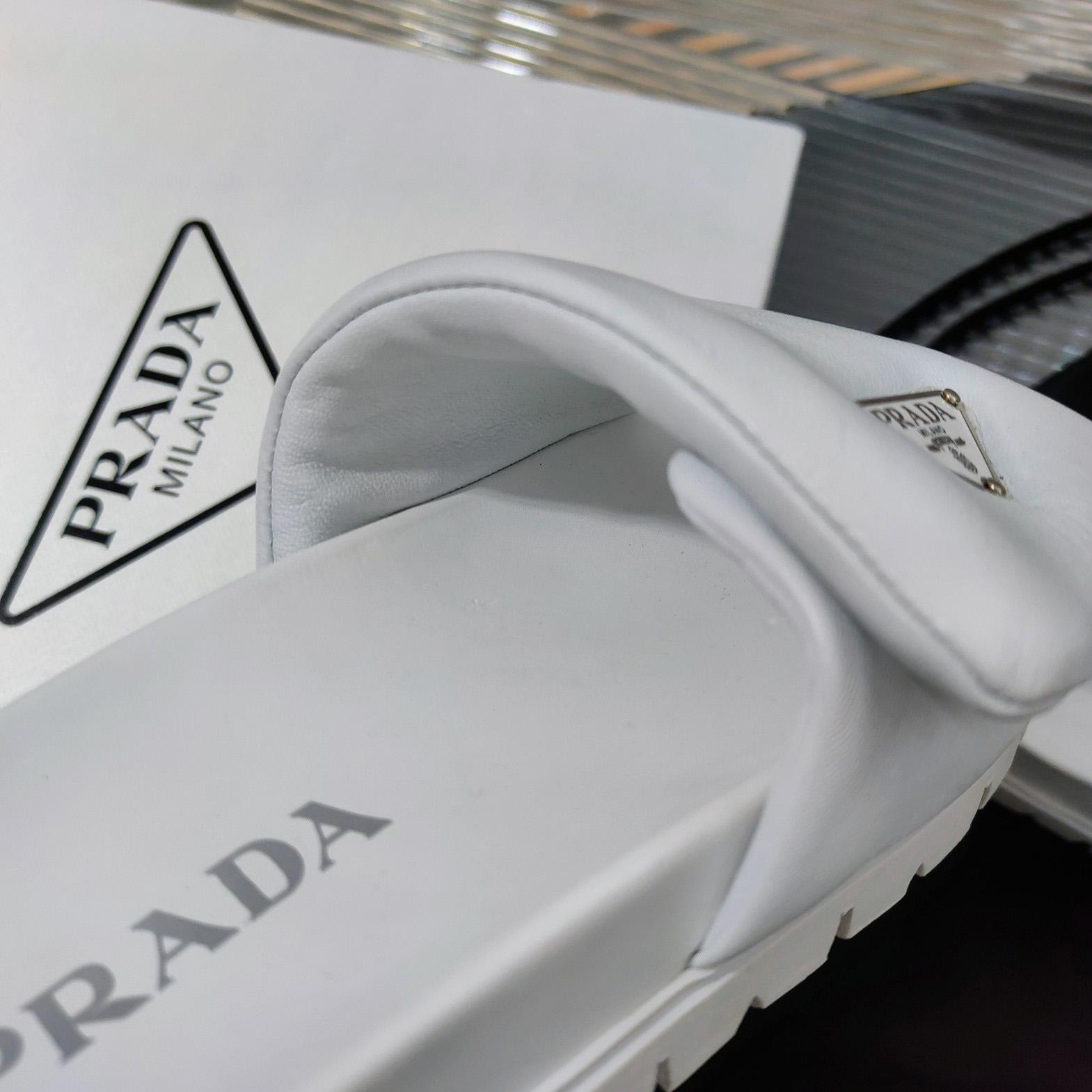 Prada Pantoletten aus weich gepolstertem Nappaleder - EUR FASHION