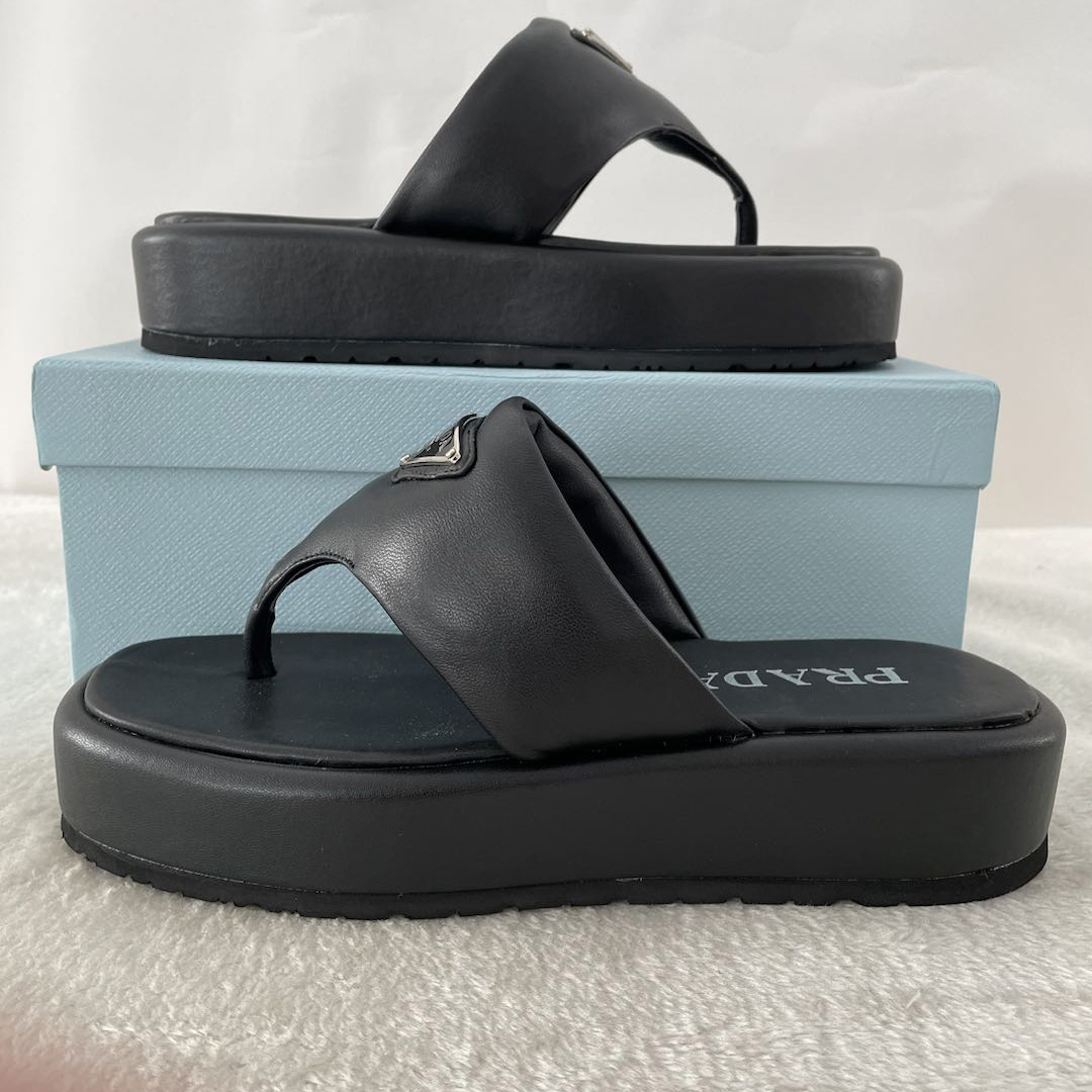 Prada – Weich gepolsterte Nappaleder-Tanga-Keilsandalen - EUR FASHION