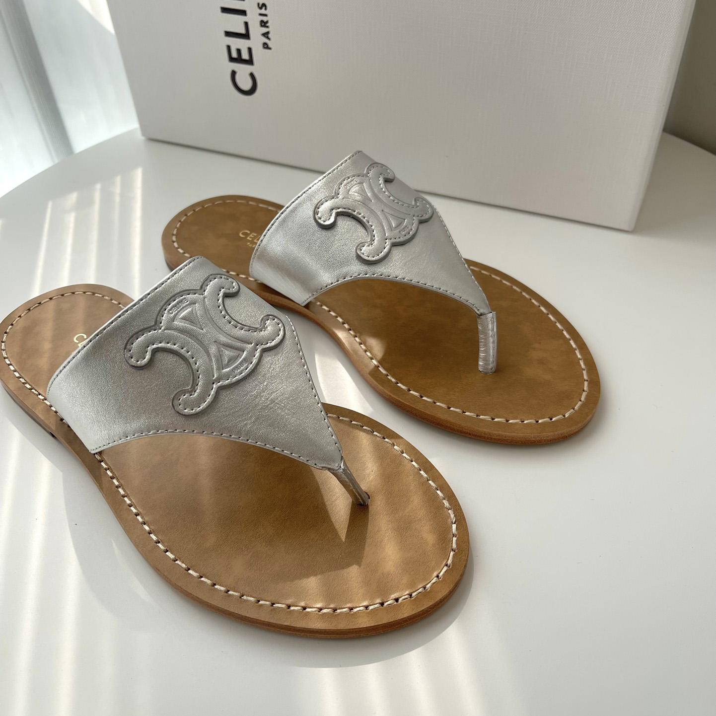 Celine Triomphe Flacher Tanga aus metallisiertem Kalbsleder in Silber - EUR FASHION