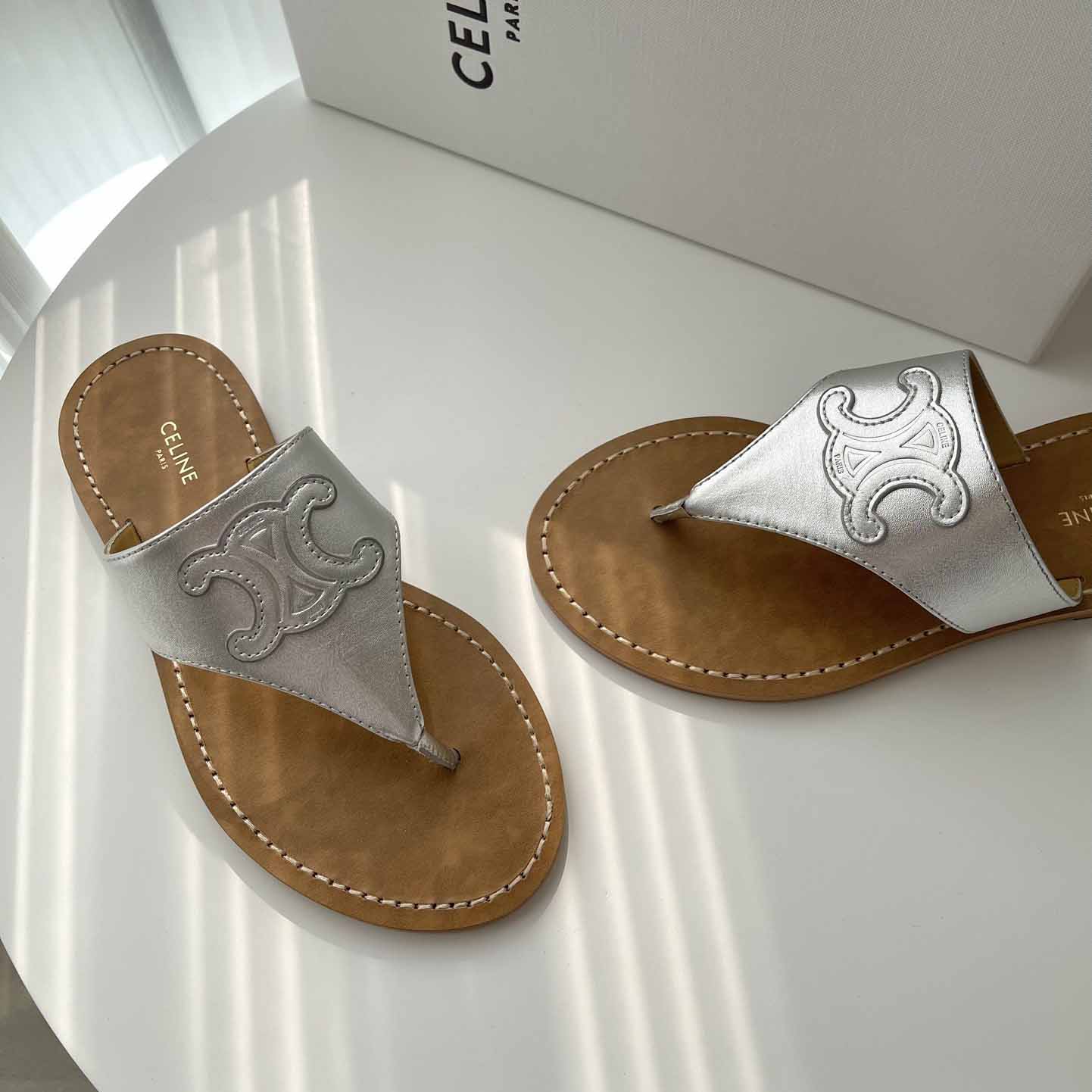 Celine Triomphe Flacher Tanga aus metallisiertem Kalbsleder in Silber - EUR FASHION