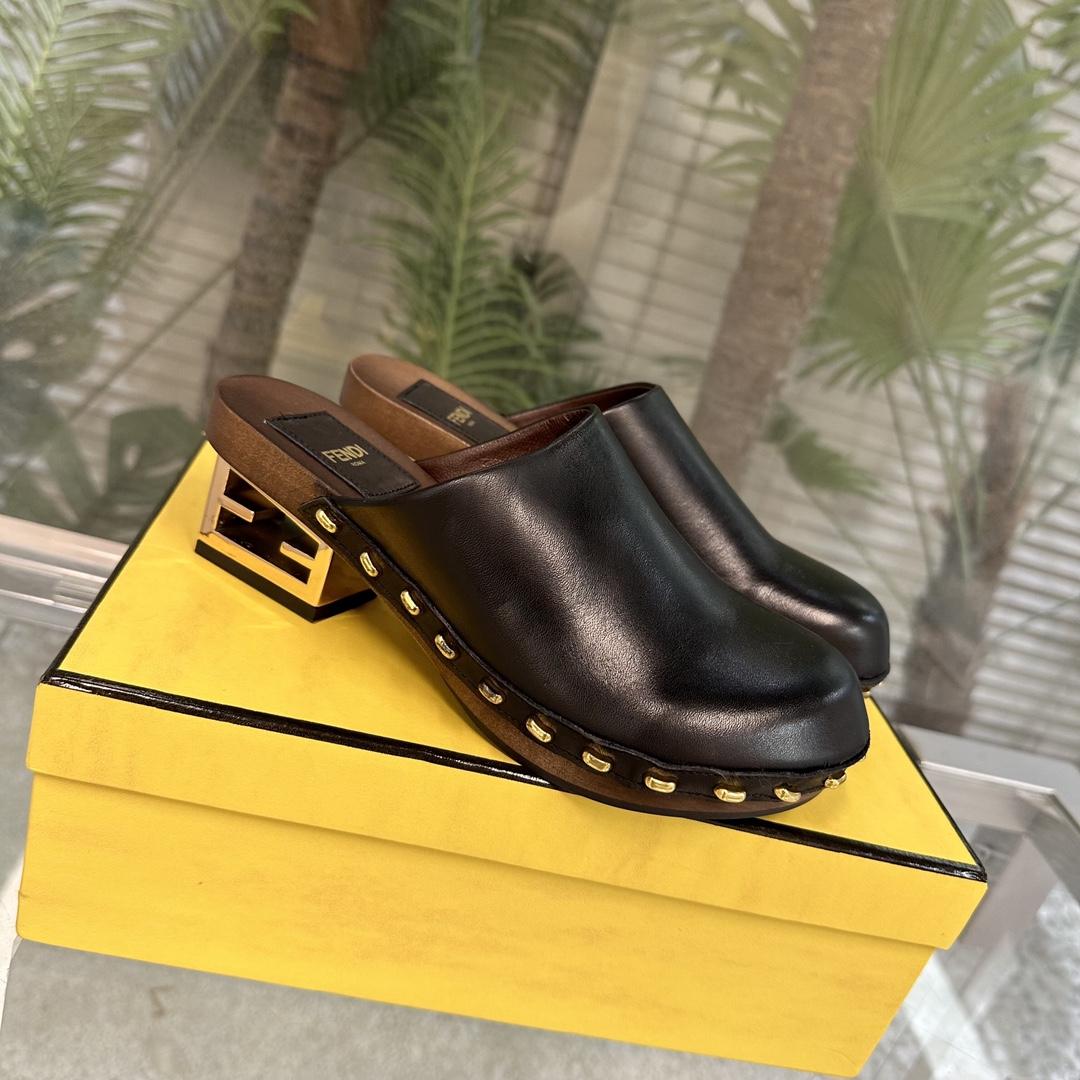 Fendi Baguette Show Clogs aus schwarzem Leder mit mittlerem Absatz - EUR FASHION