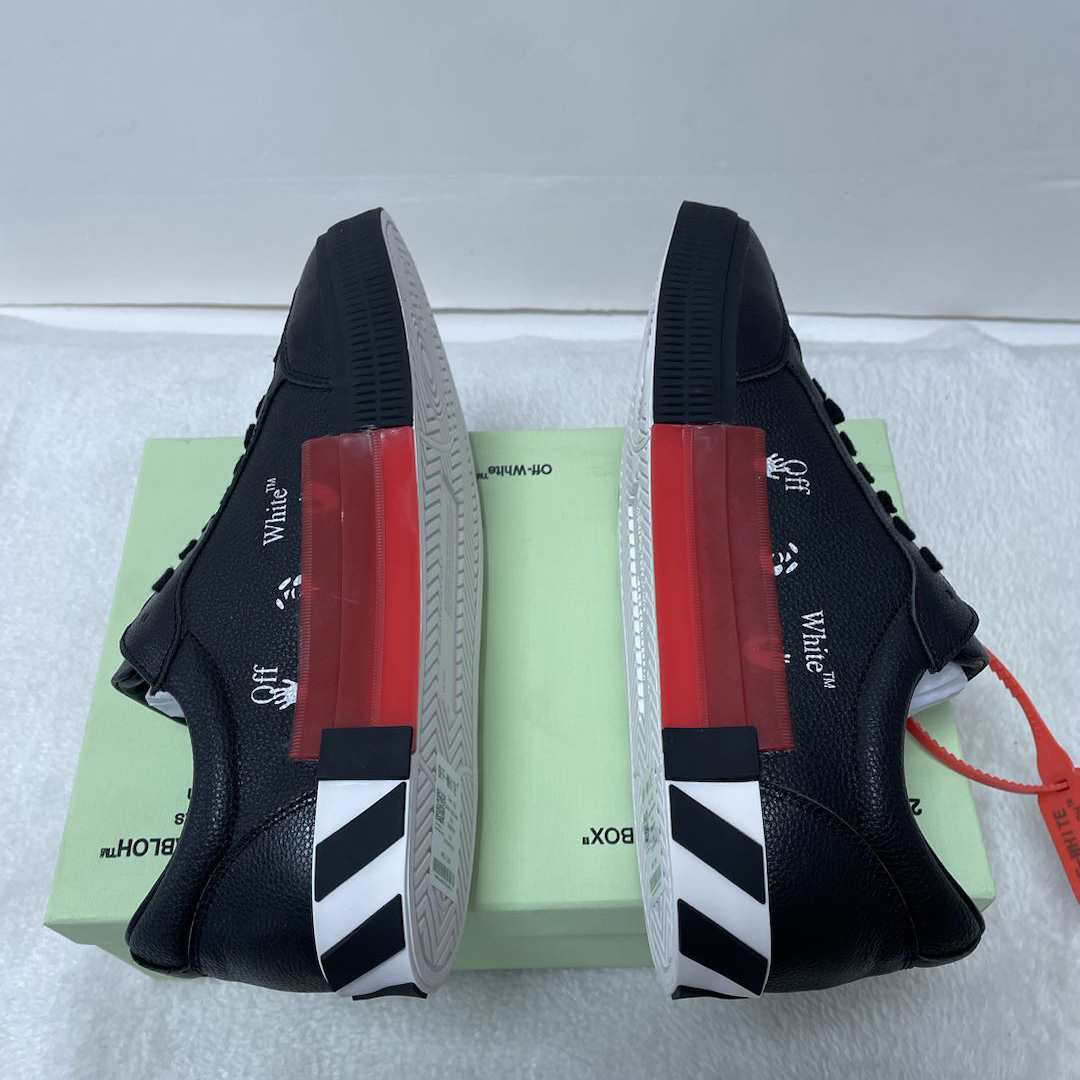 Vulkanisierte Low-Sneakers aus schwarzem, cremefarbenem Canvas - EUR FASHION