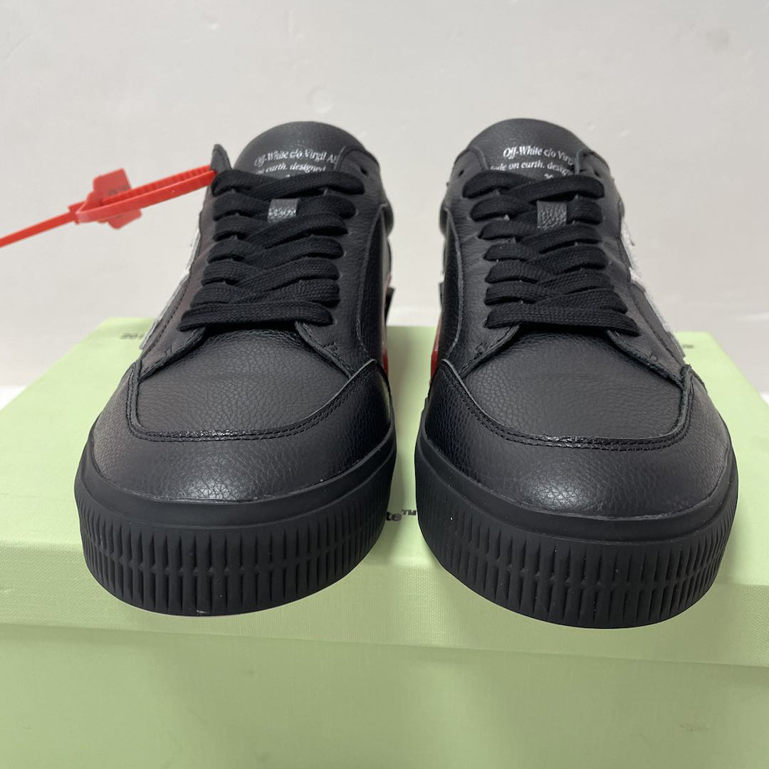 Vulkanisierte Low-Sneakers aus schwarzem, cremefarbenem Canvas - EUR FASHION