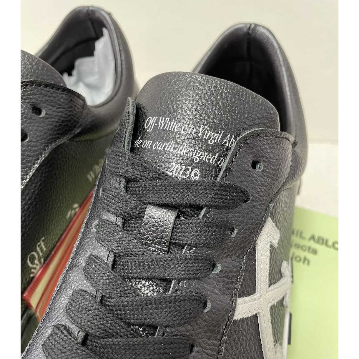 Vulkanisierte Low-Sneakers aus schwarzem, cremefarbenem Canvas - EUR FASHION