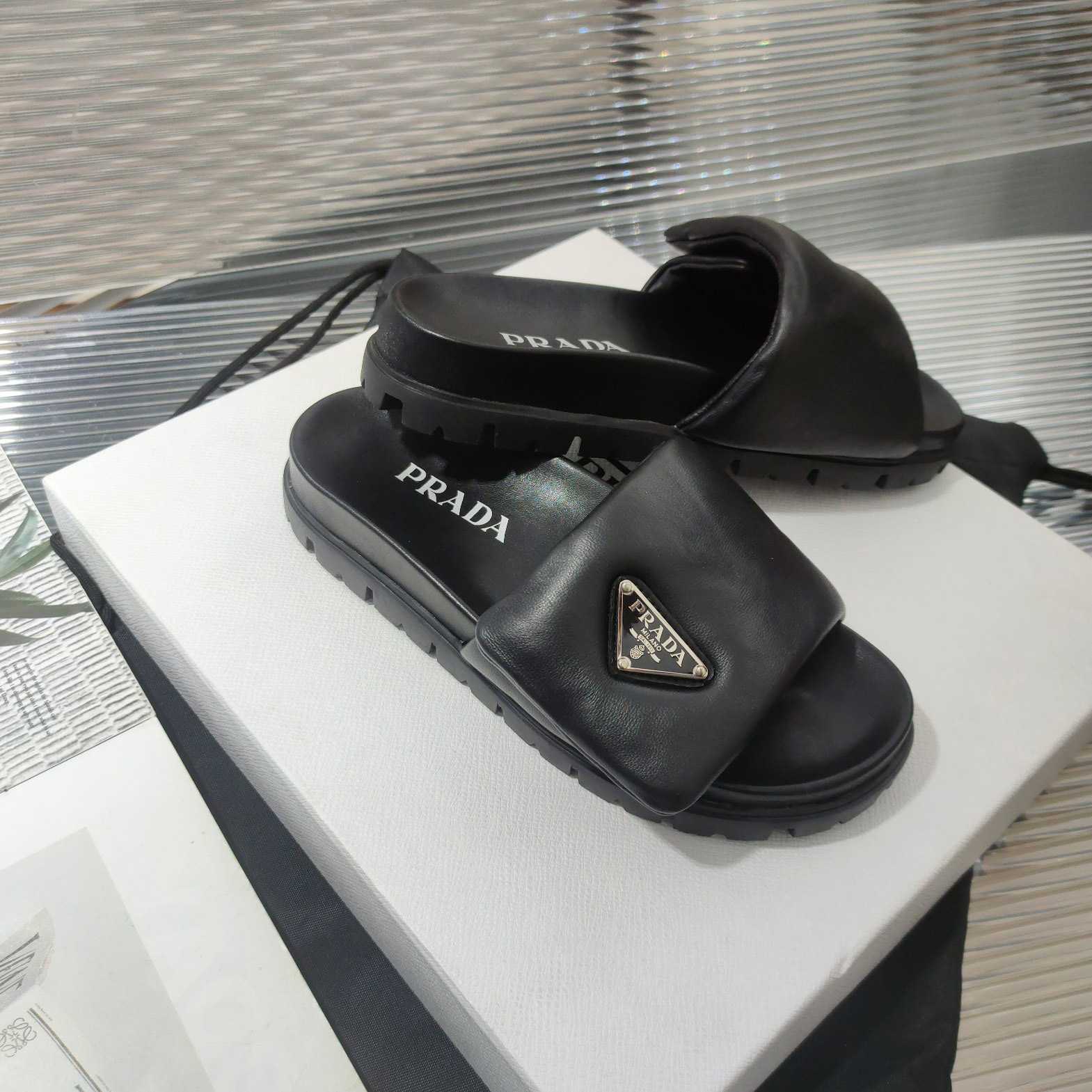 Prada Pantoletten aus weich gepolstertem Nappaleder - EUR FASHION