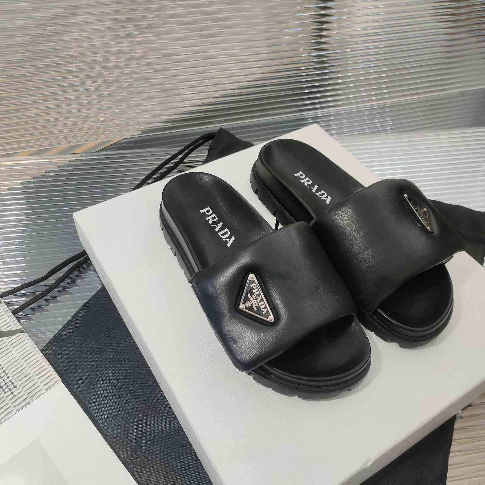 Prada Pantoletten aus weich gepolstertem Nappaleder - EUR FASHION