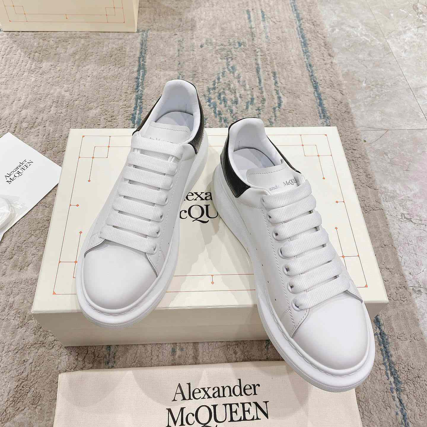 Alexander Mqueen – Übergroßer Sneaker in Weiß/Schwarz - EUR FASHION