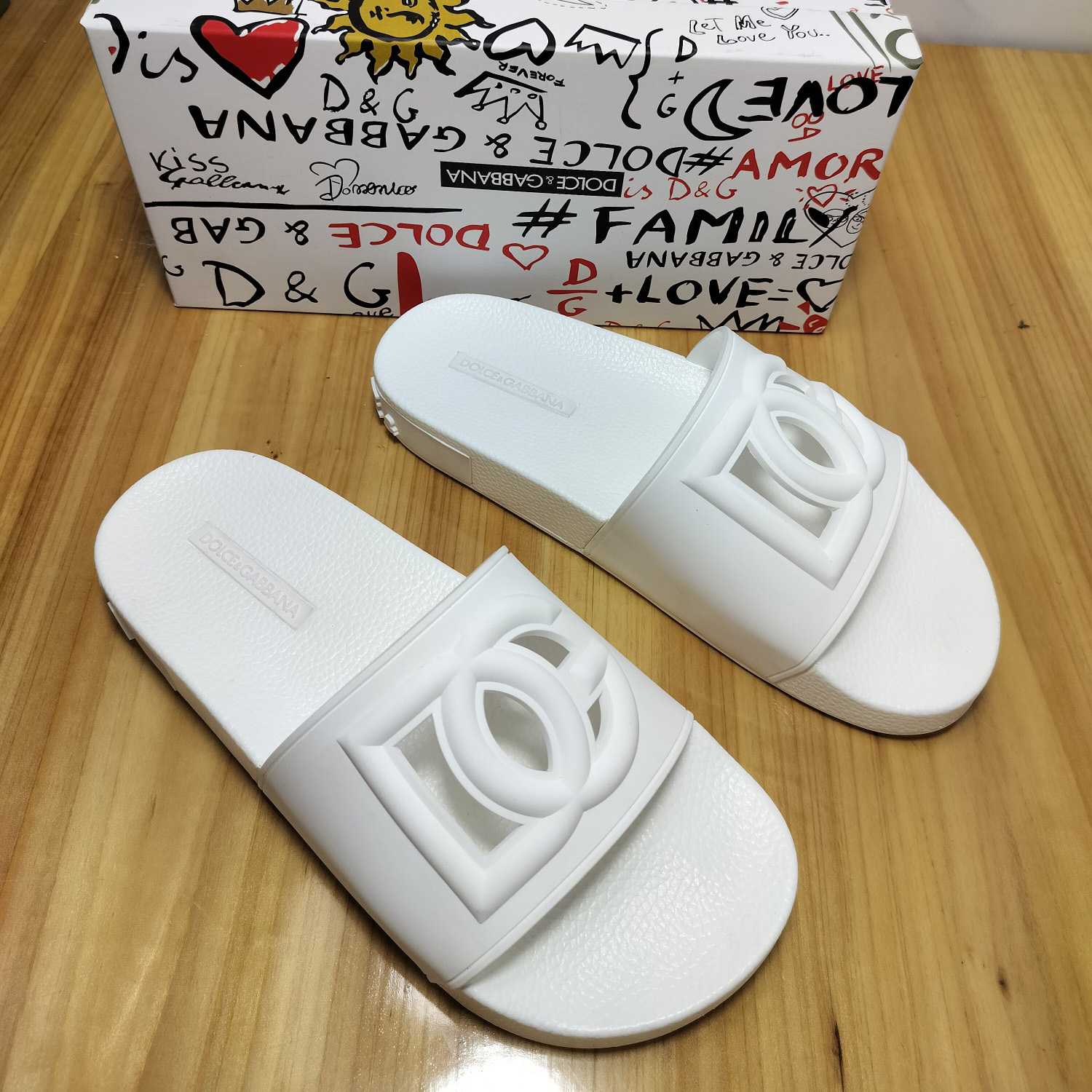 Dolce & Gabbana Beachwear-Slides aus Gummi mit DG Millennials-Logo - EUR FASHION