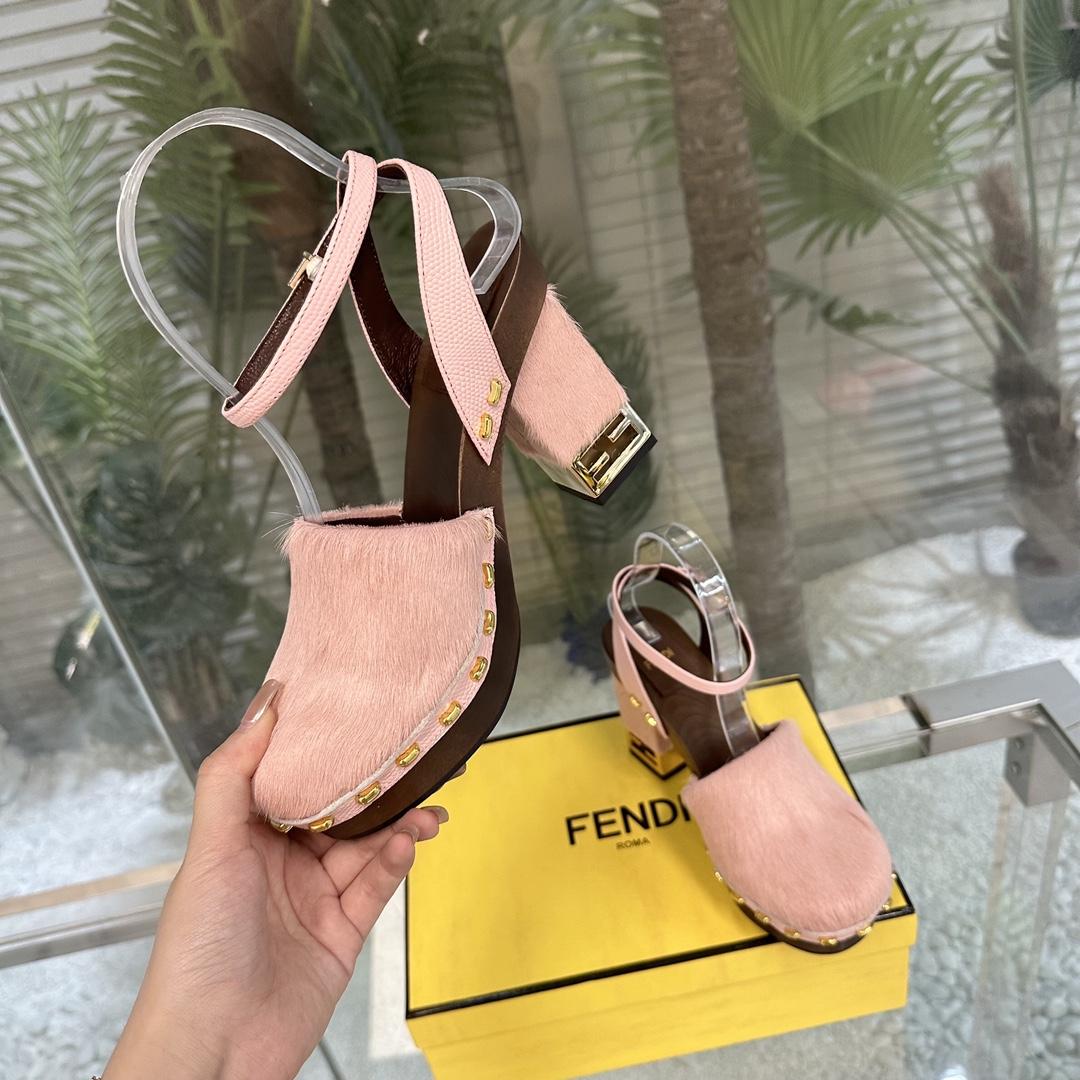 Fendi Baguette Show Clogs mit rosa Ponyhaar und hohen Absätzen - EUR FASHION