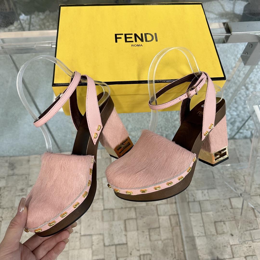 Fendi Baguette Show Clogs mit rosa Ponyhaar und hohen Absätzen - EUR FASHION