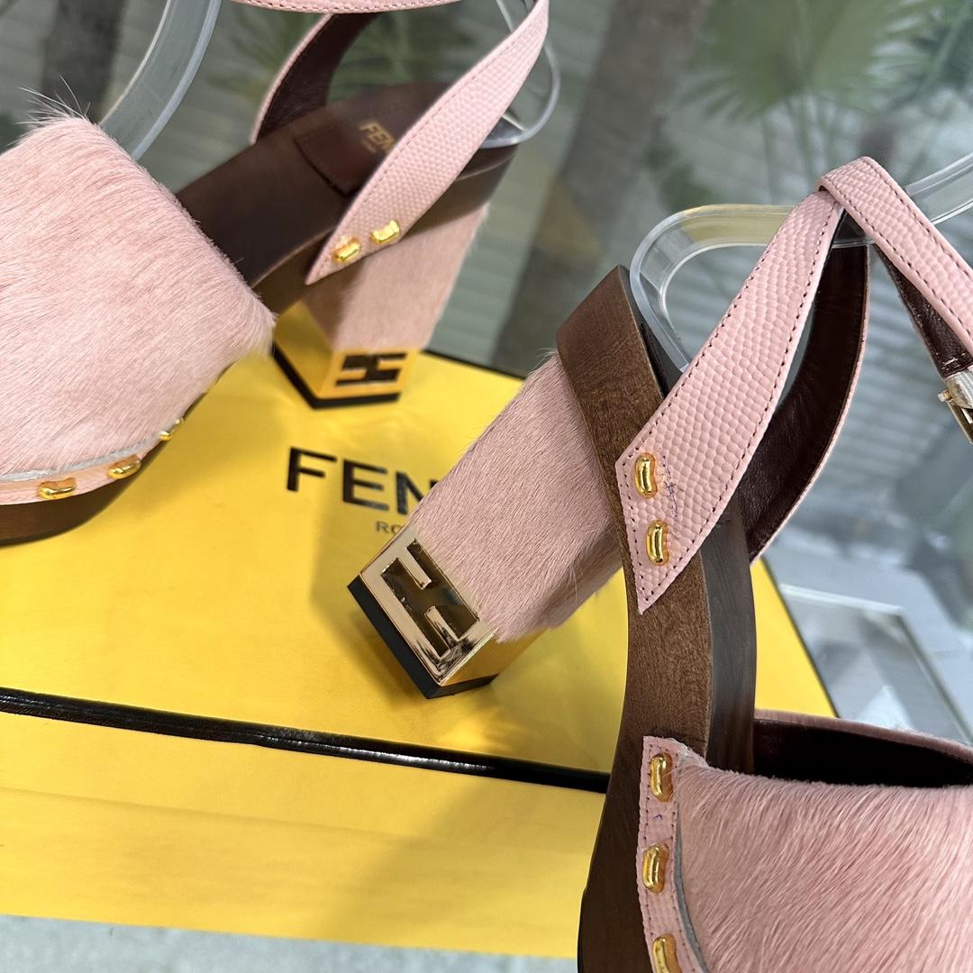 Fendi Baguette Show Clogs mit rosa Ponyhaar und hohen Absätzen - EUR FASHION