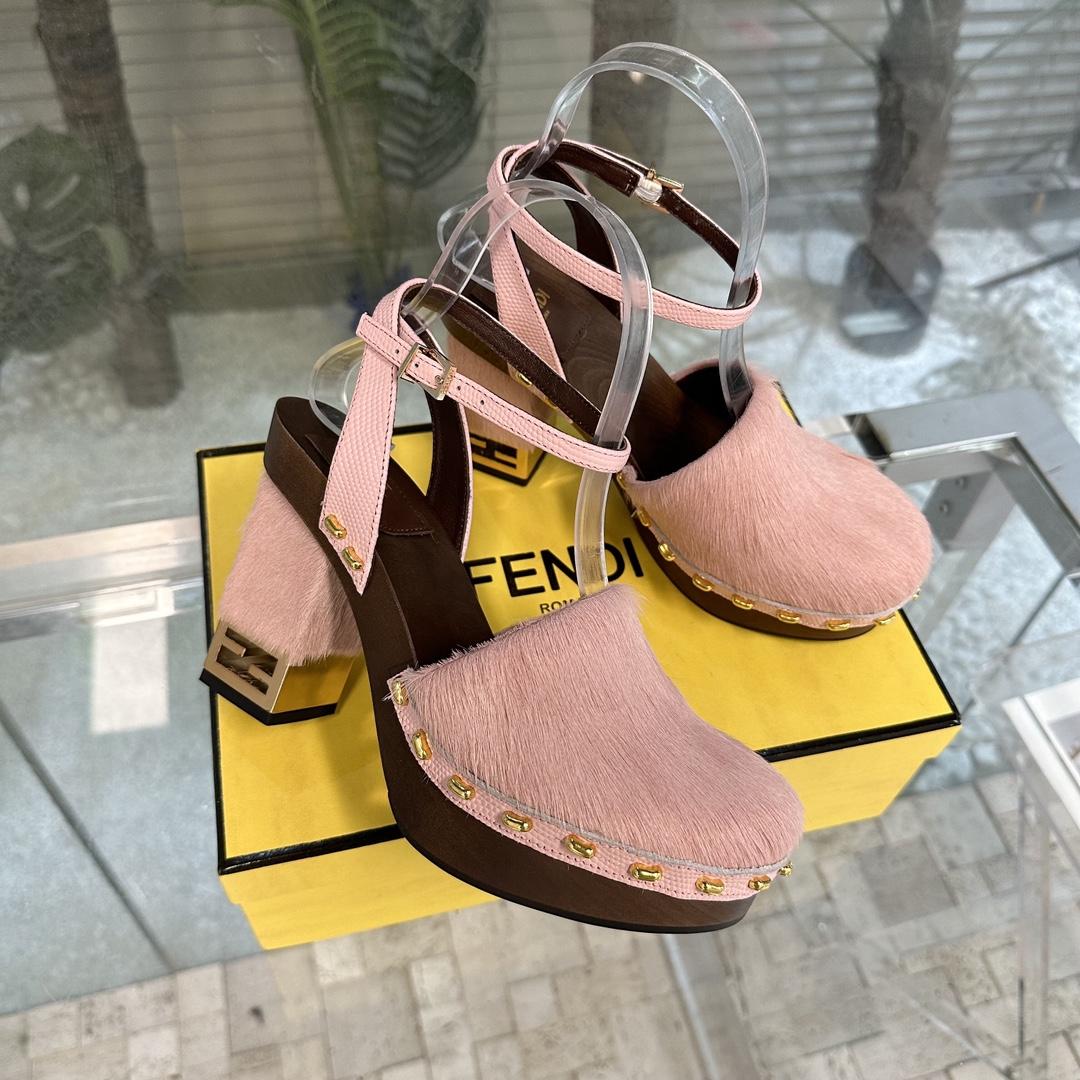 Fendi Baguette Show Clogs mit rosa Ponyhaar und hohen Absätzen - EUR FASHION