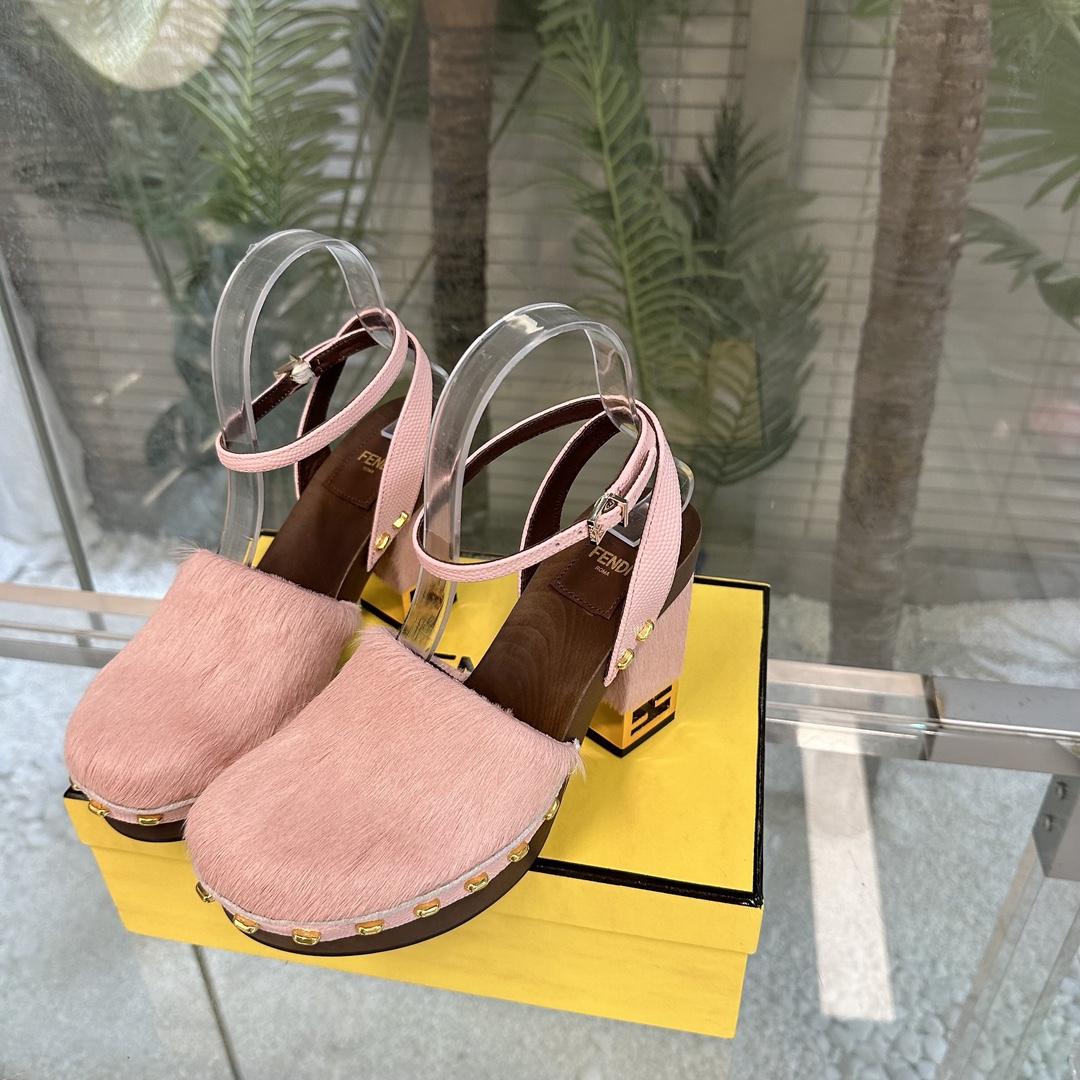 Fendi Baguette Show Clogs mit rosa Ponyhaar und hohen Absätzen - EUR FASHION
