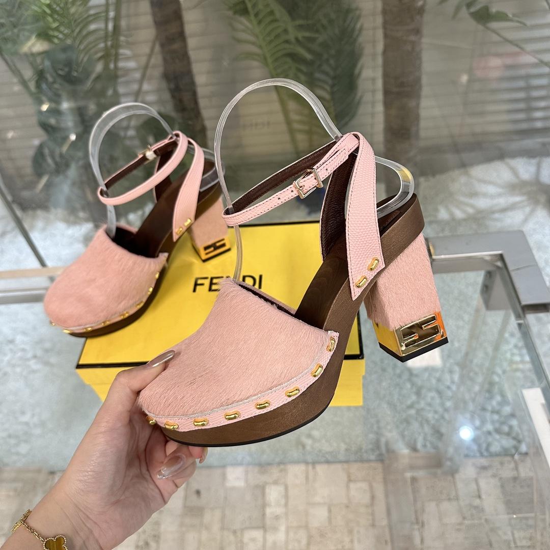 Fendi Baguette Show Clogs mit rosa Ponyhaar und hohen Absätzen - EUR FASHION
