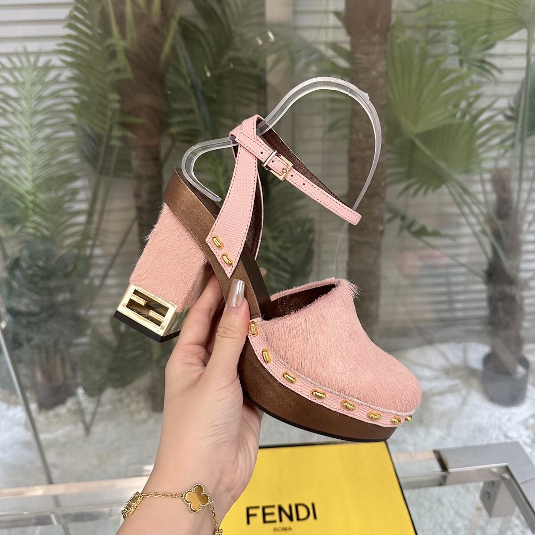 Fendi Baguette Show Clogs mit rosa Ponyhaar und hohen Absätzen - EUR FASHION