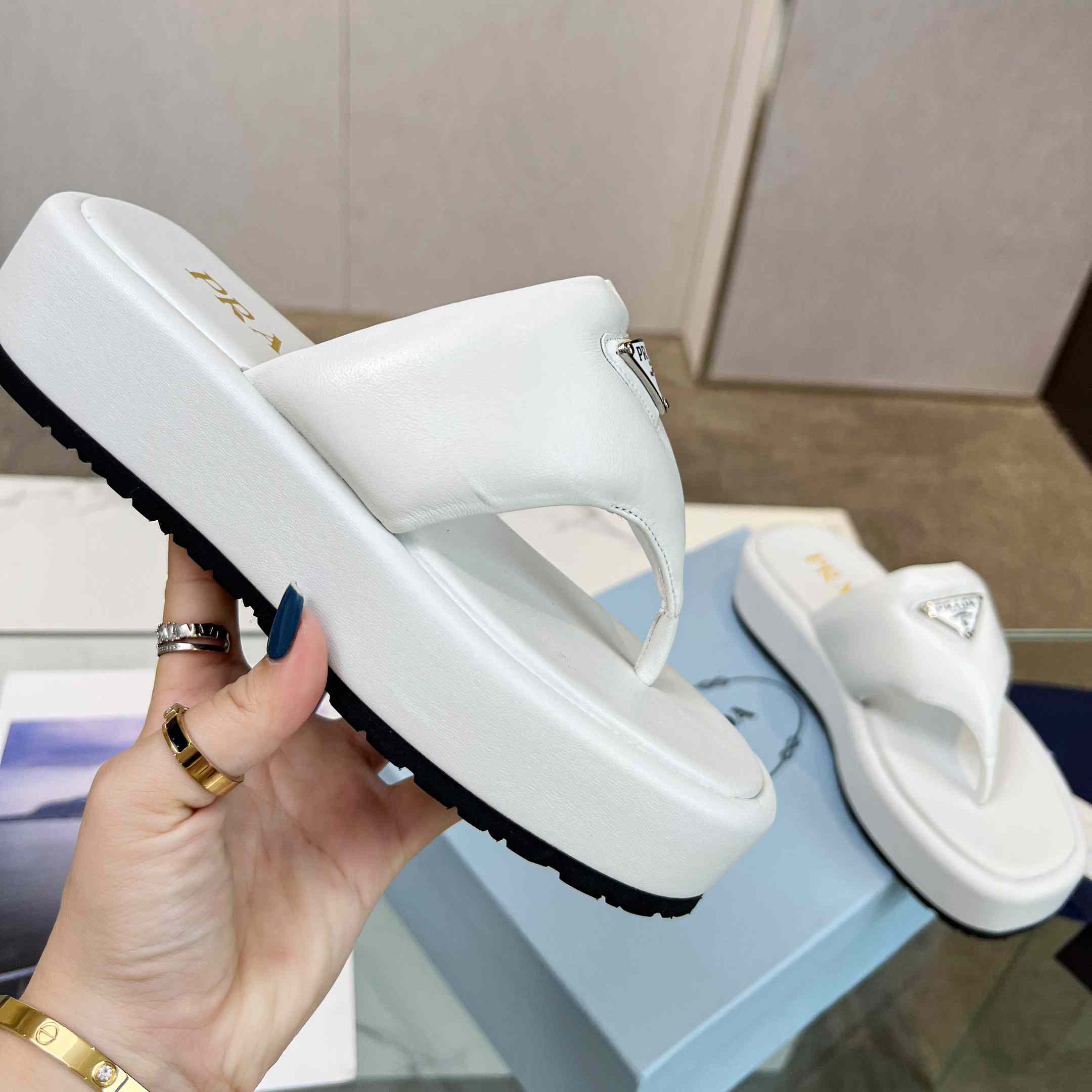 Prada – Weich gepolsterte Nappaleder-Tanga-Keilsandalen - EUR FASHION